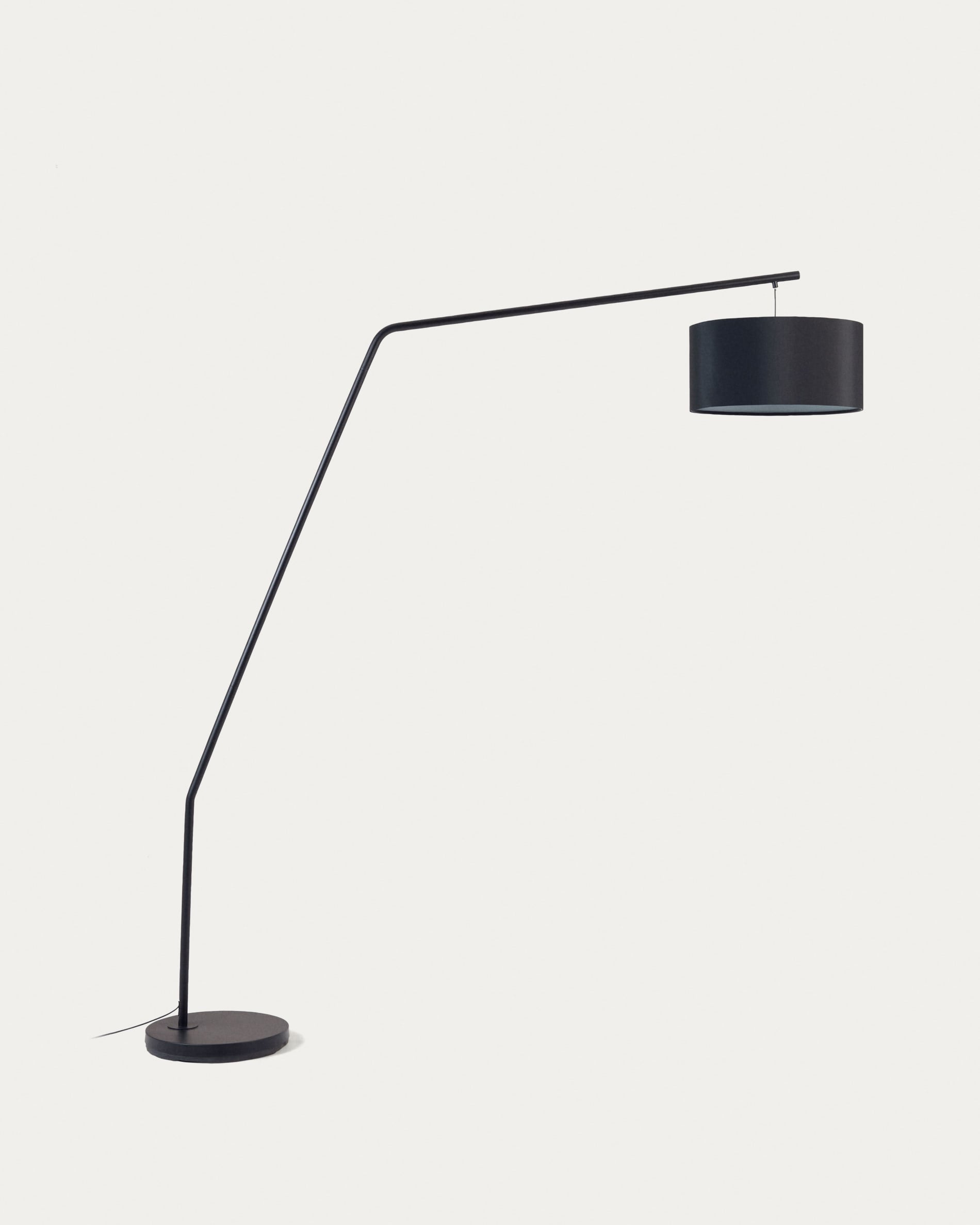 Ciana Stehlampe aus Metall mit schwarzem Finish und Lampenschirm aus Baumwolle in Schwarz präsentiert im Onlineshop von KAQTU Design AG. Stehleuchte ist von Kave Home