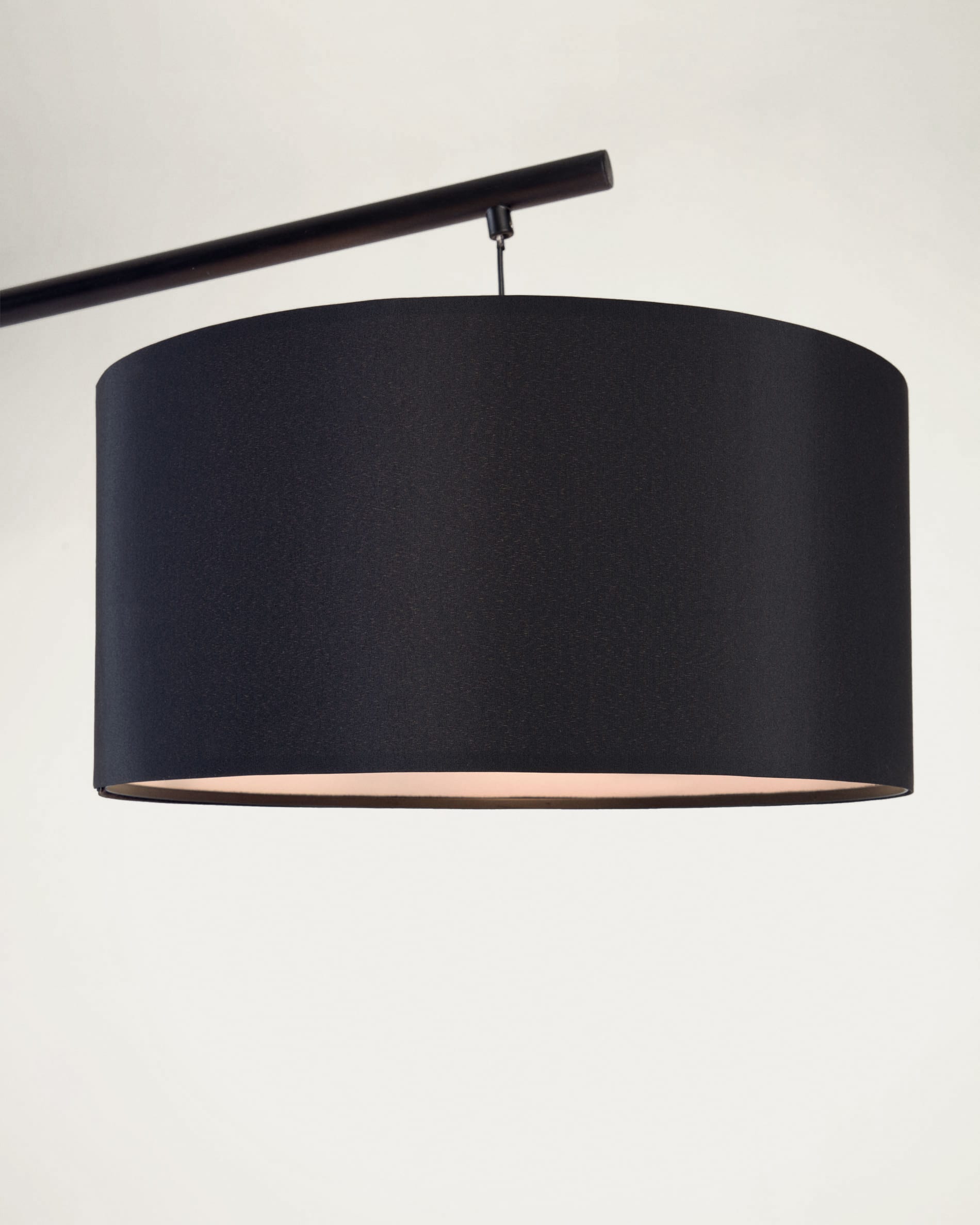 Ciana Stehlampe aus Metall mit schwarzem Finish und Lampenschirm aus Baumwolle in Schwarz präsentiert im Onlineshop von KAQTU Design AG. Stehleuchte ist von Kave Home