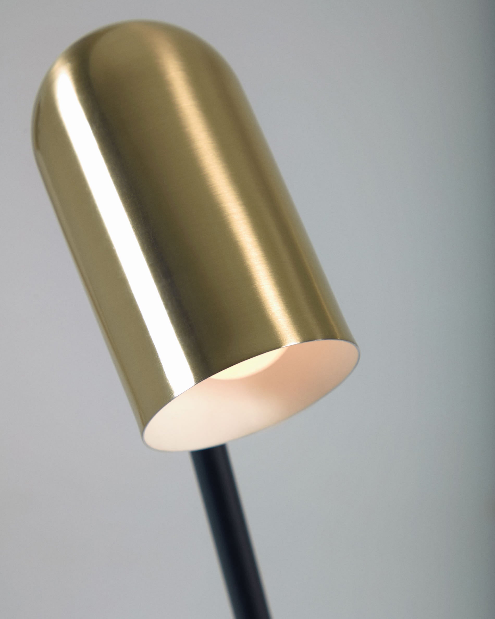 Clemence Stehlampe aus schwarzem Metall und goldfarbenen Lampenschirmen in Gold präsentiert im Onlineshop von KAQTU Design AG. Stehleuchte ist von Kave Home