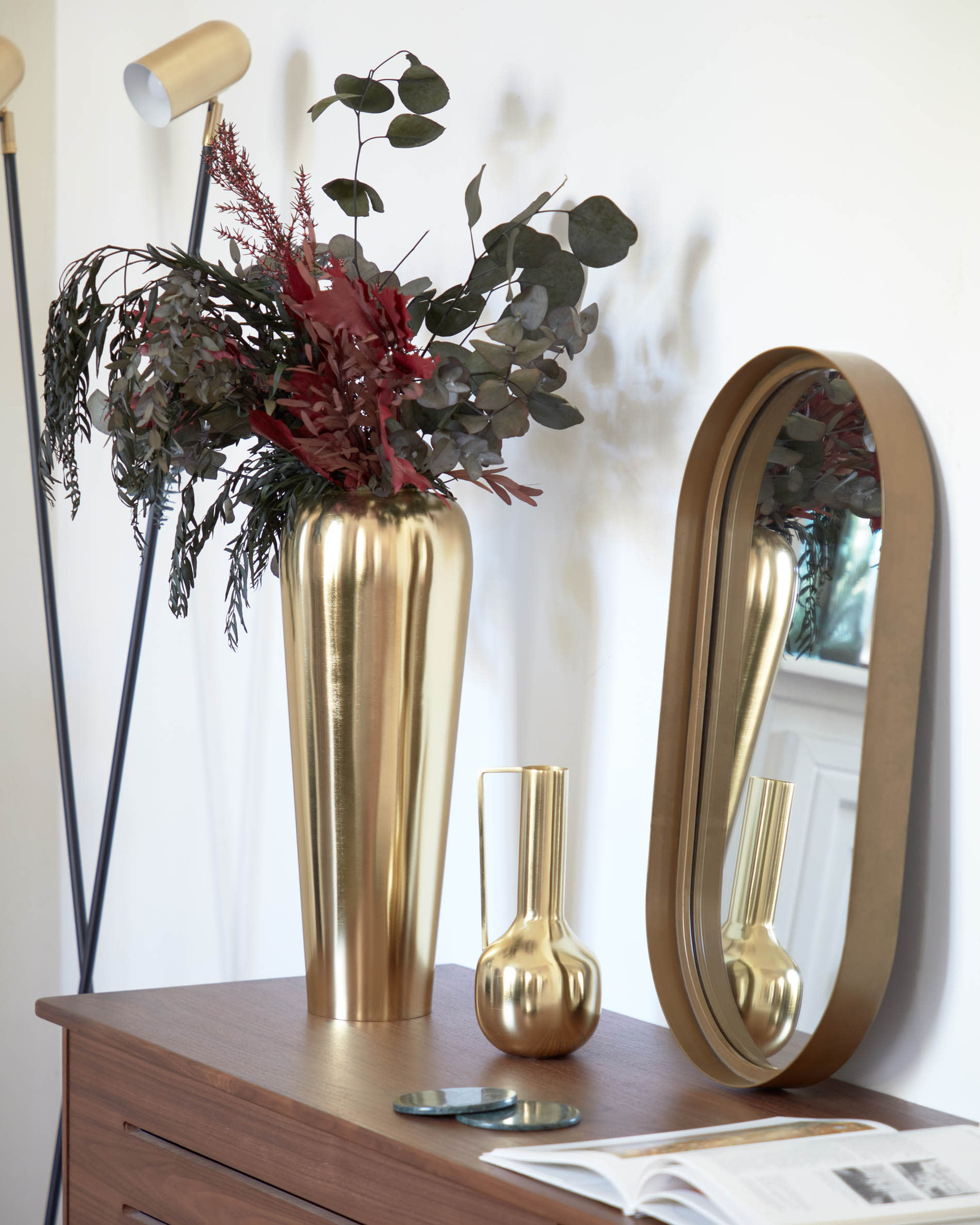 Clemence Stehlampe aus schwarzem Metall und goldfarbenen Lampenschirmen in Gold präsentiert im Onlineshop von KAQTU Design AG. Stehleuchte ist von Kave Home