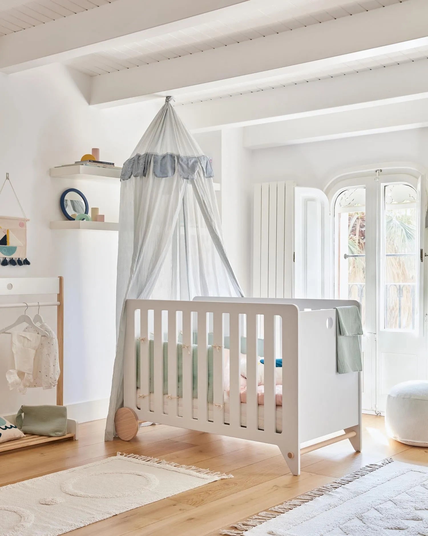 Ein zauberhaftes Himmelbett aus 100% Baumwolle in Blau, das Komfort und Stil ins Kinderzimmer bringt.