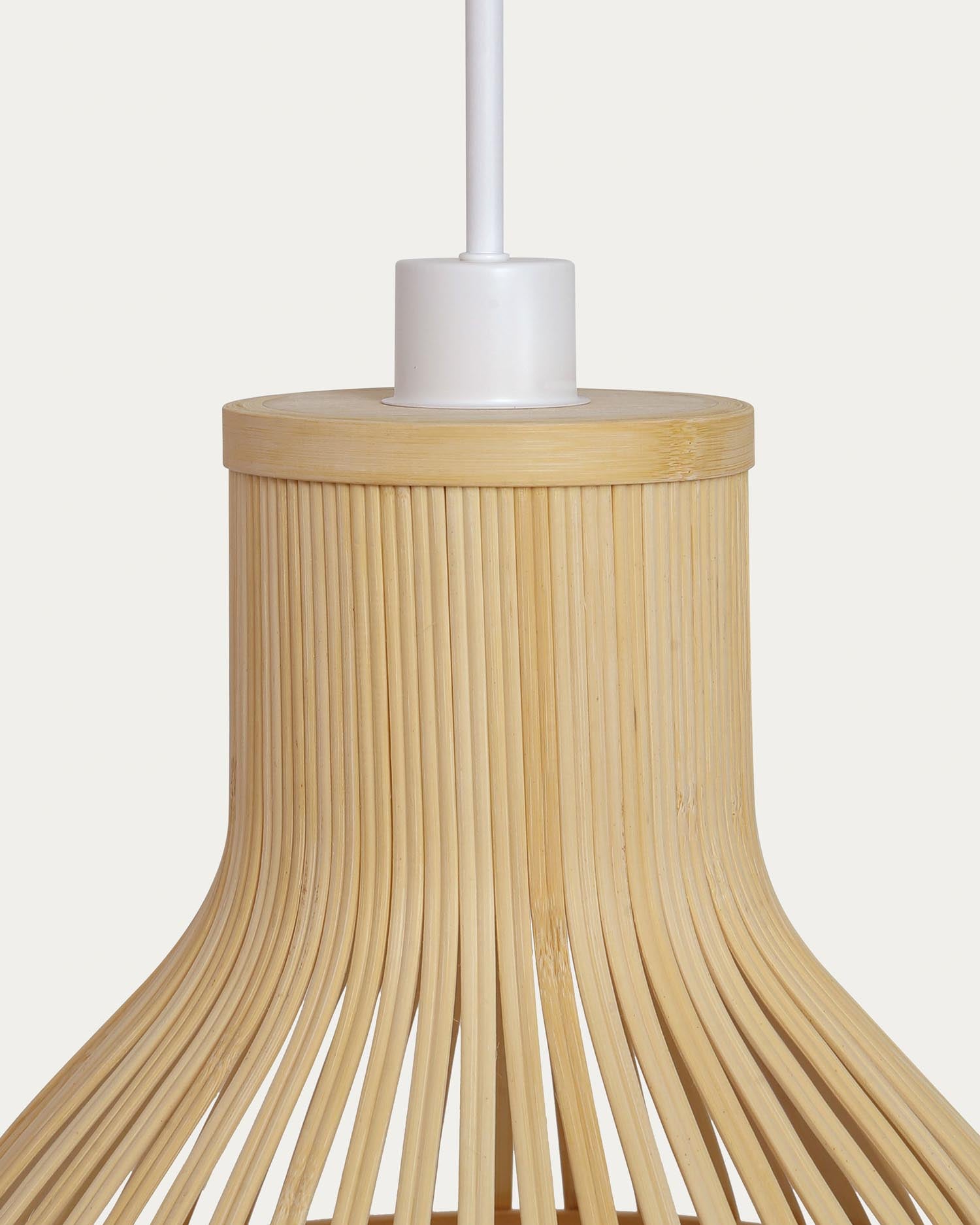 Nathaya Deckenlampe aus Bambus mit natürlichem Finish Ø 46 cm in Braun präsentiert im Onlineshop von KAQTU Design AG. Pendelleuchte ist von Kave Home