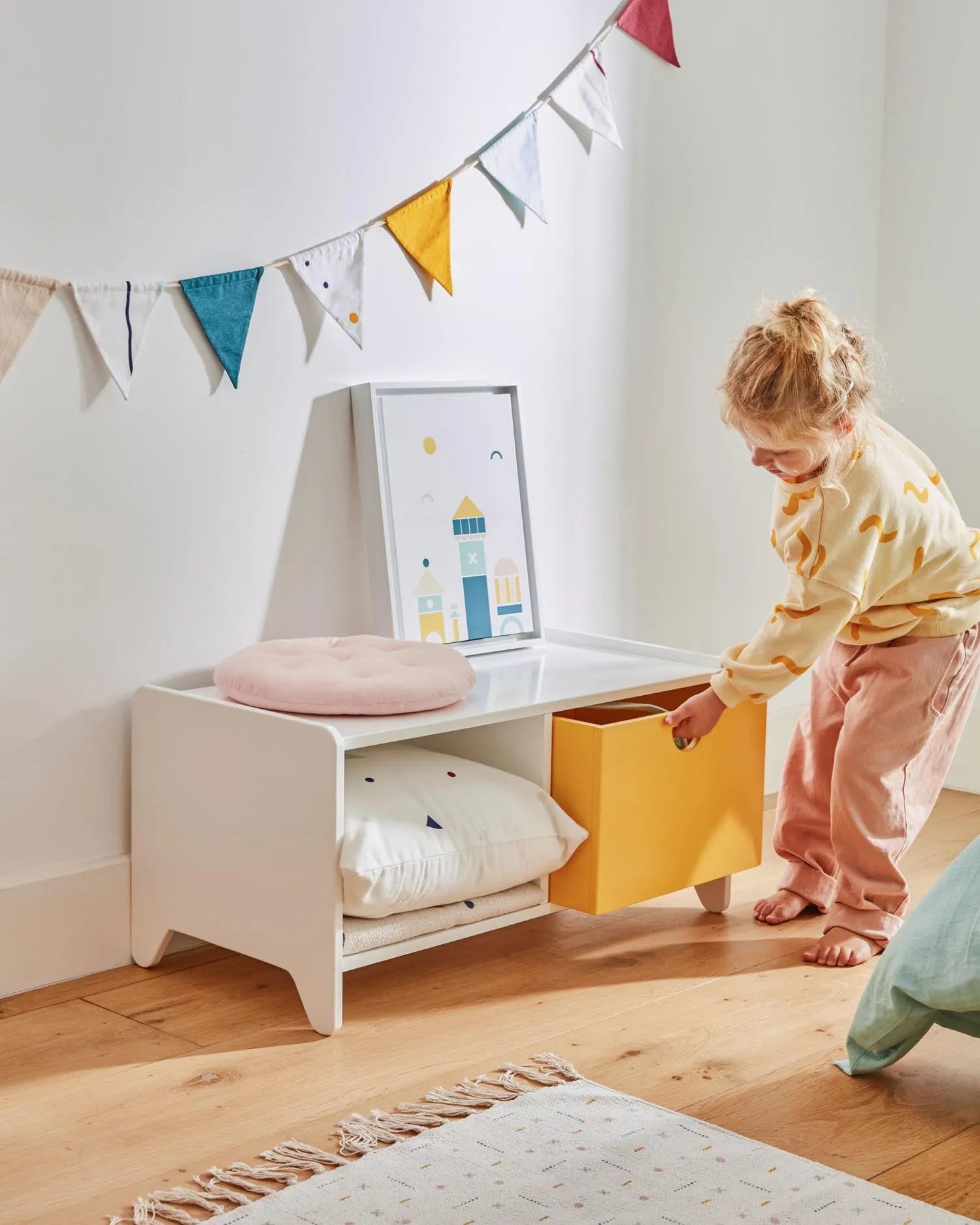 Ein farbenfrohes Kunstwerk für Kinderzimmer, das Fantasie weckt und mit nachhaltigem Holz gefertigt ist.