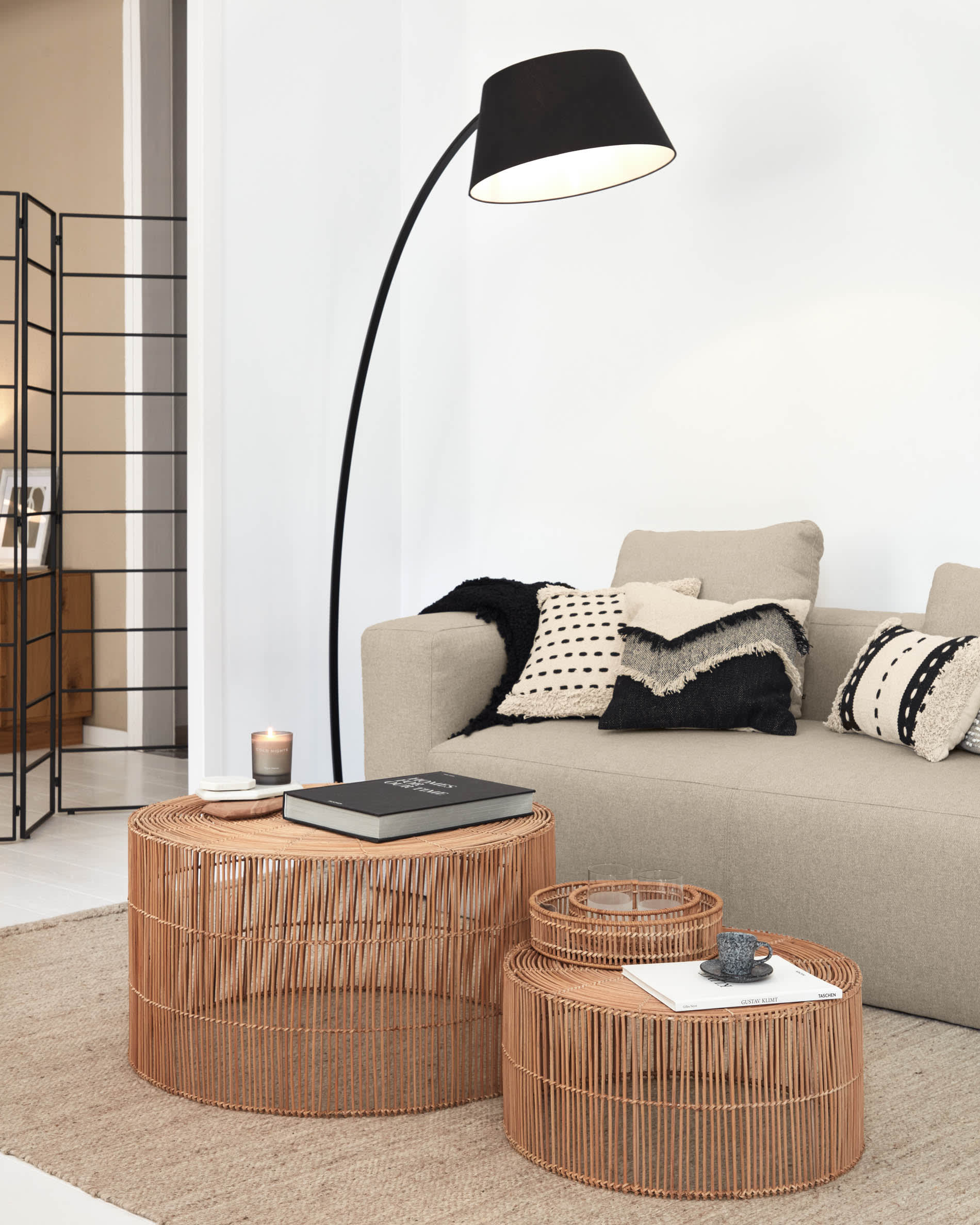 Set Elmima aus 2 Couchtischen 100% Rattan mit natürlichem Finish Ø 66 cm und Ø 55 cm in Braun präsentiert im Onlineshop von KAQTU Design AG. Beistelltisch ist von Kave Home