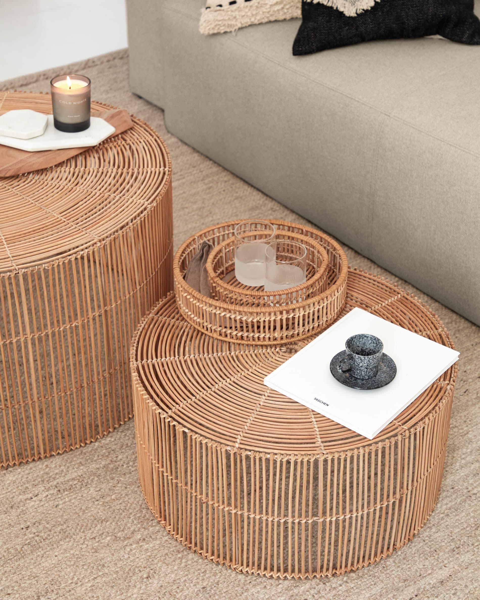 Set Elmima aus 2 Couchtischen 100% Rattan mit natürlichem Finish Ø 66 cm und Ø 55 cm in Braun präsentiert im Onlineshop von KAQTU Design AG. Beistelltisch ist von Kave Home