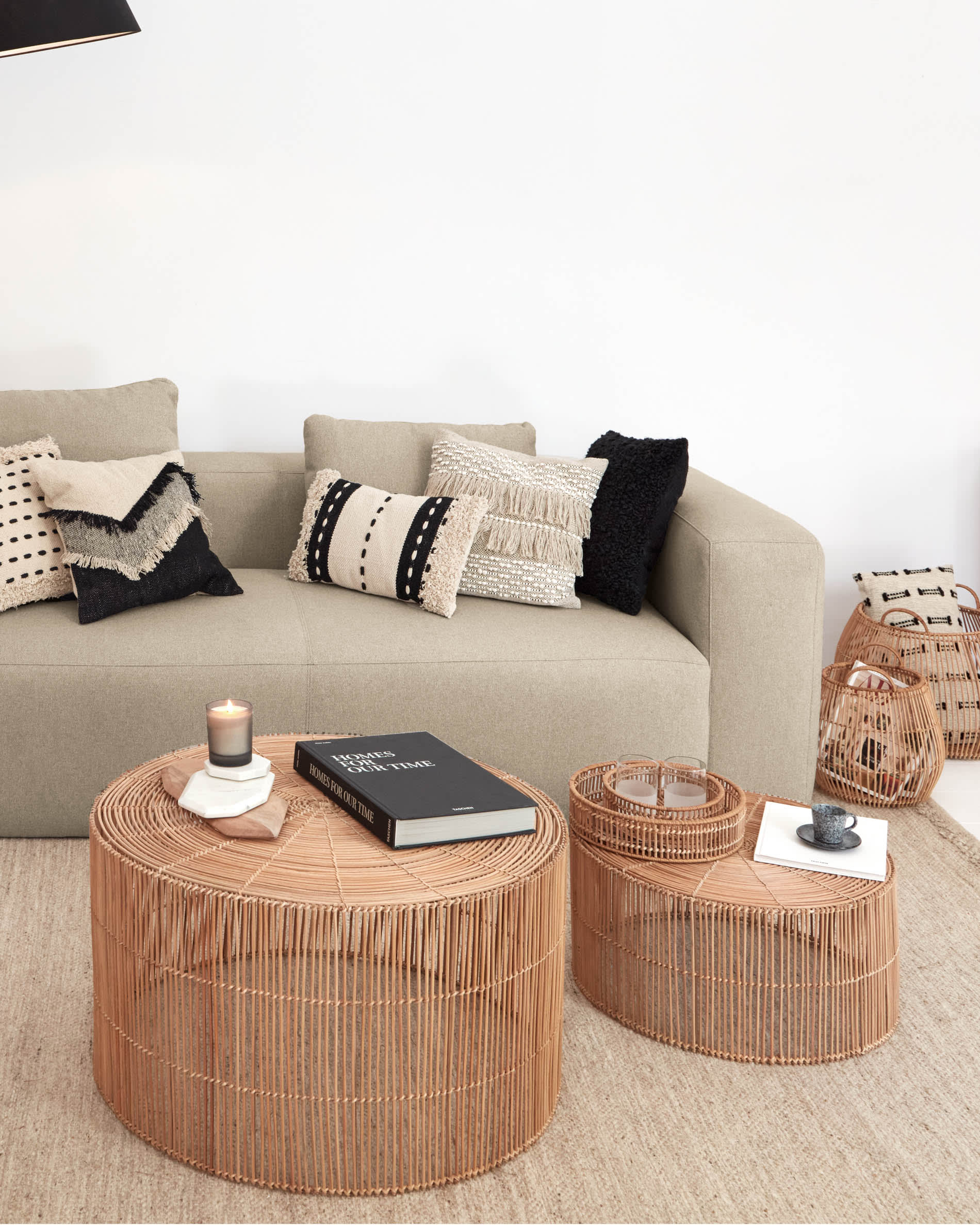 Set Elmima aus 2 Couchtischen 100% Rattan mit natürlichem Finish Ø 66 cm und Ø 55 cm in Braun präsentiert im Onlineshop von KAQTU Design AG. Beistelltisch ist von Kave Home