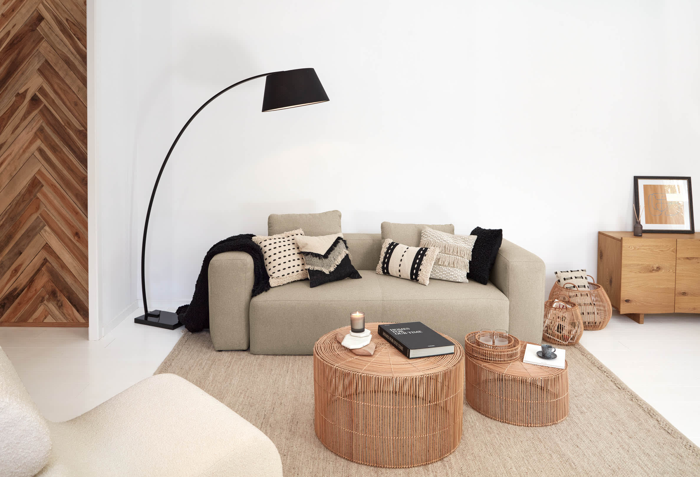 Set Elmima aus 2 Couchtischen 100% Rattan mit natürlichem Finish Ø 66 cm und Ø 55 cm in Braun präsentiert im Onlineshop von KAQTU Design AG. Beistelltisch ist von Kave Home