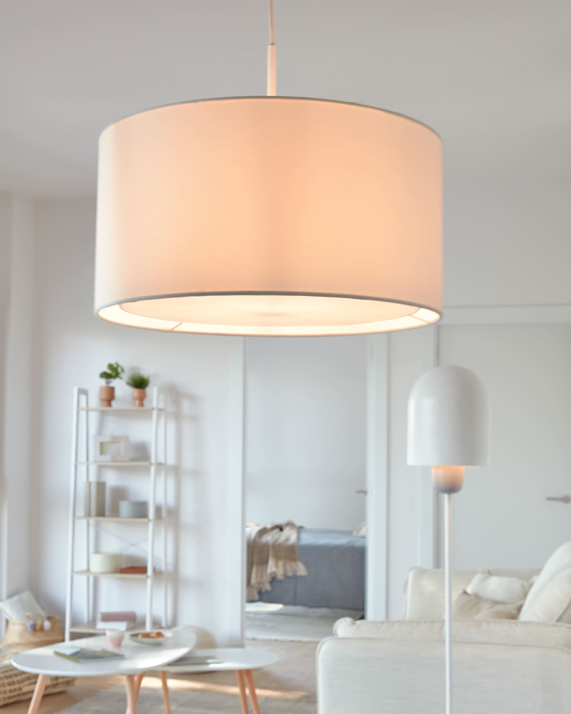 Santana Lampenschirm weiss mit weissem Diffusor Ø 40 cm in Weiß präsentiert im Onlineshop von KAQTU Design AG. Lampenschirm ist von Kave Home