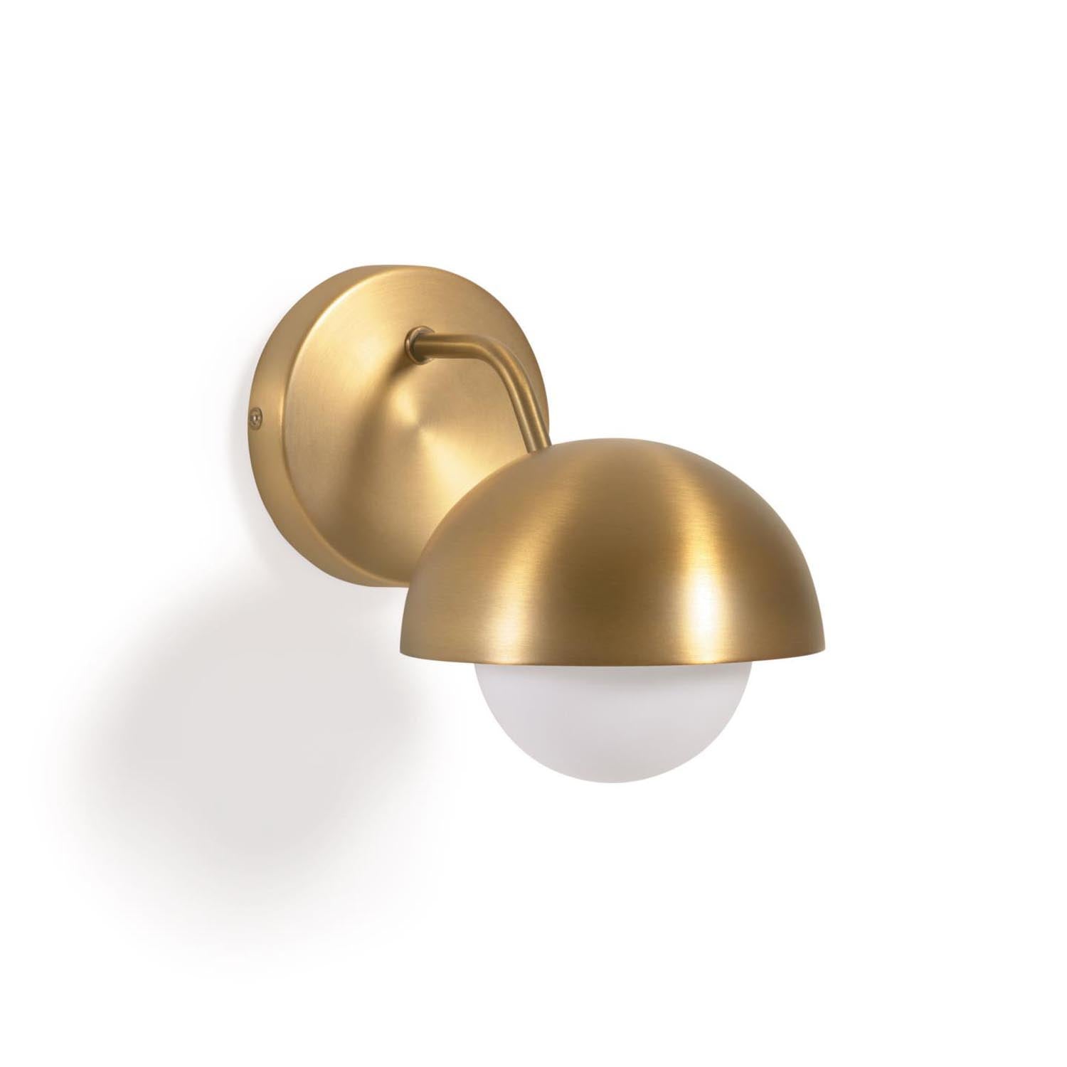 Lonela Wandleuchte aus Metall mit Messing-Finish in Gold präsentiert im Onlineshop von KAQTU Design AG. Wandleuchte ist von Kave Home