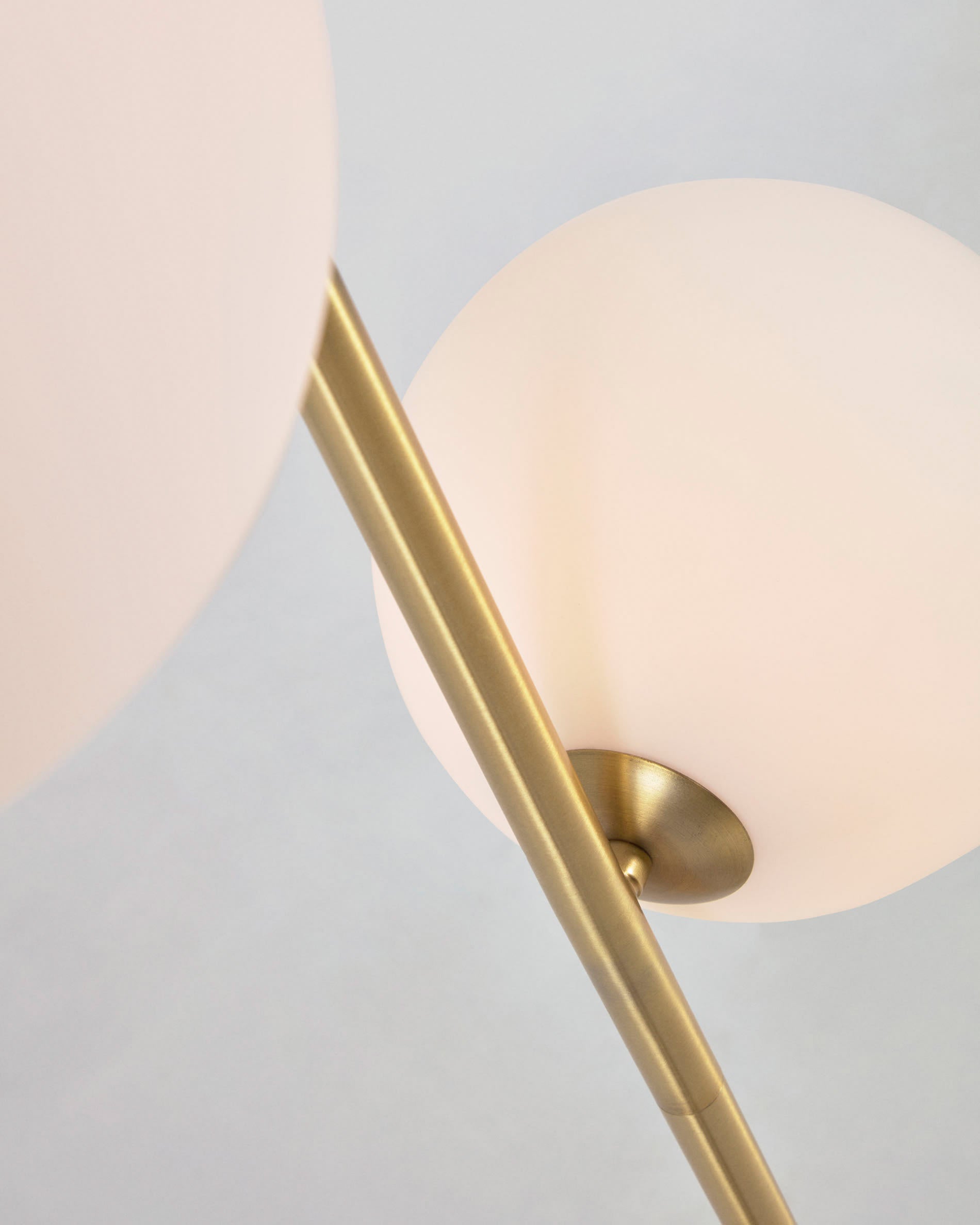 Lonela Stehlampe aus Marmor mit grünem Finish in Grün präsentiert im Onlineshop von KAQTU Design AG. Stehleuchte ist von Kave Home