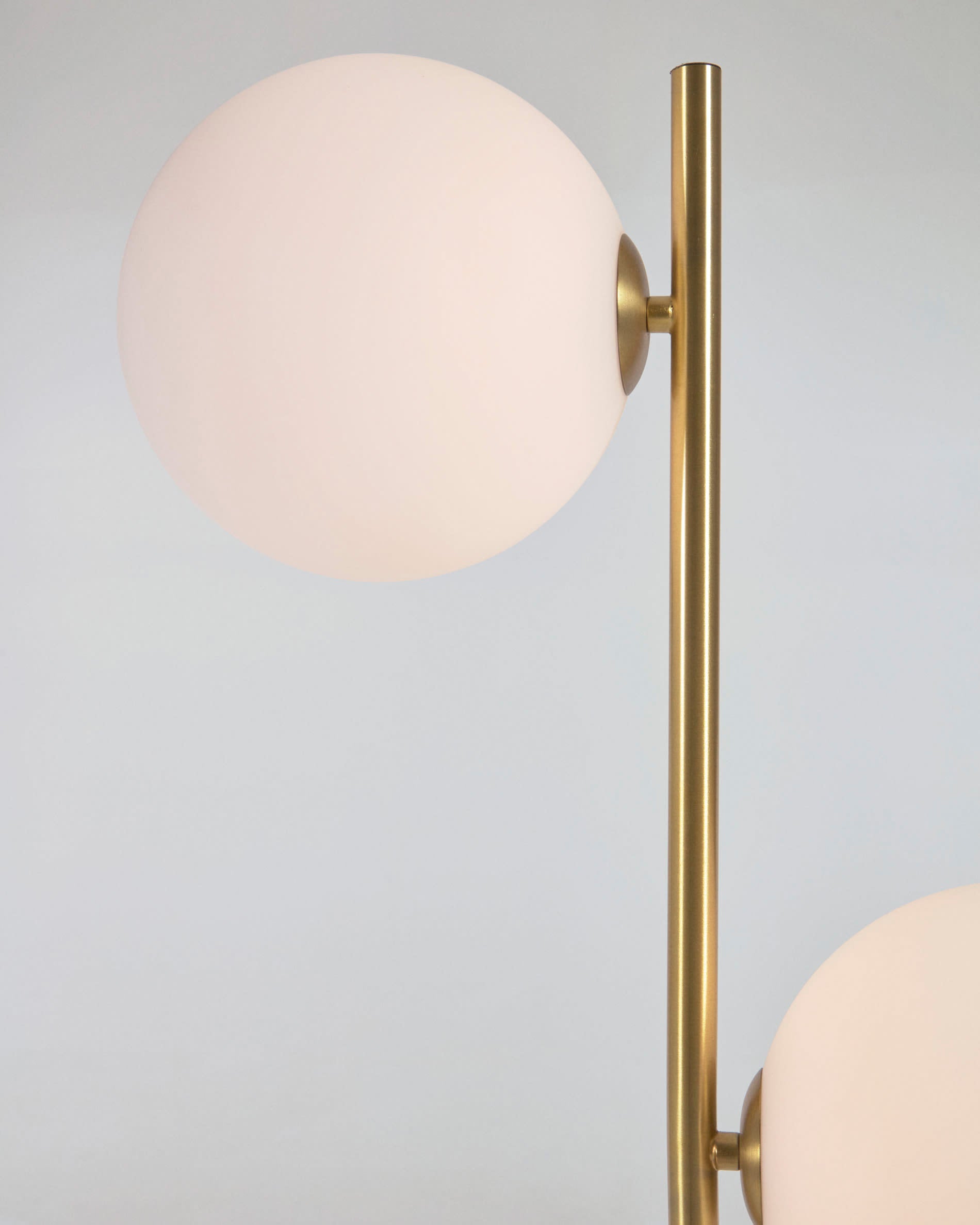 Lonela Stehlampe aus Marmor mit grünem Finish in Grün präsentiert im Onlineshop von KAQTU Design AG. Stehleuchte ist von Kave Home