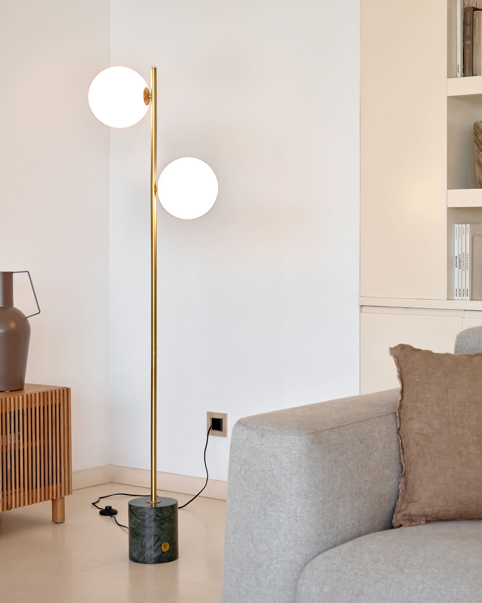 Lonela Stehlampe aus Marmor mit grünem Finish in Grün präsentiert im Onlineshop von KAQTU Design AG. Stehleuchte ist von Kave Home