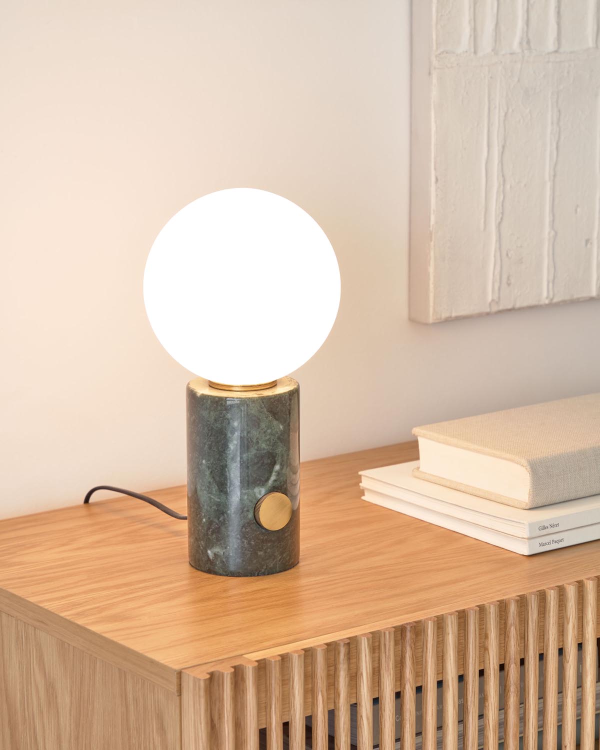 Lonela Tischlampe aus Marmor mit grünem Finish in Grün präsentiert im Onlineshop von KAQTU Design AG. Tischleuchte ist von Kave Home