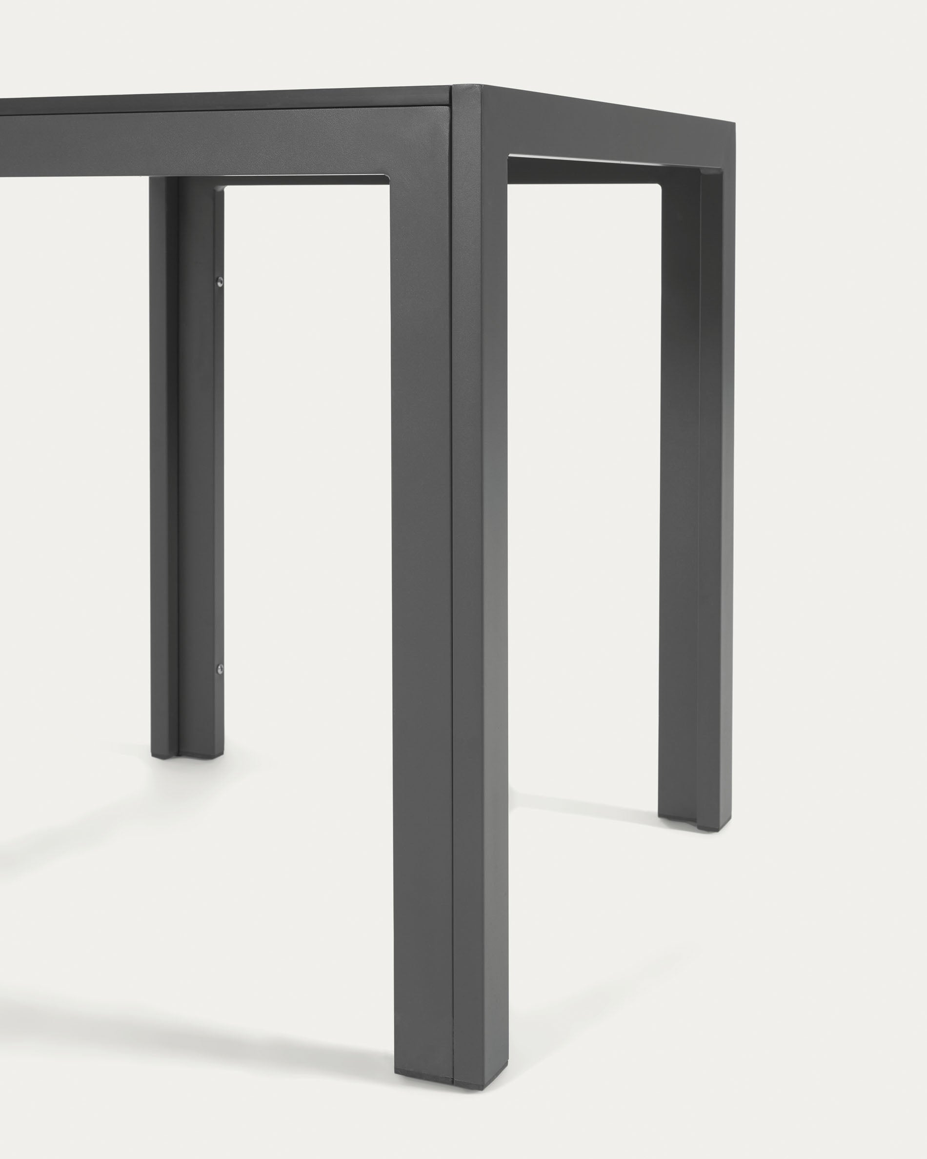 Sirley Gartentisch aus Aluminium schwarz 70 x 70 cm in Schwarz präsentiert im Onlineshop von KAQTU Design AG. Gartentisch ist von Kave Home