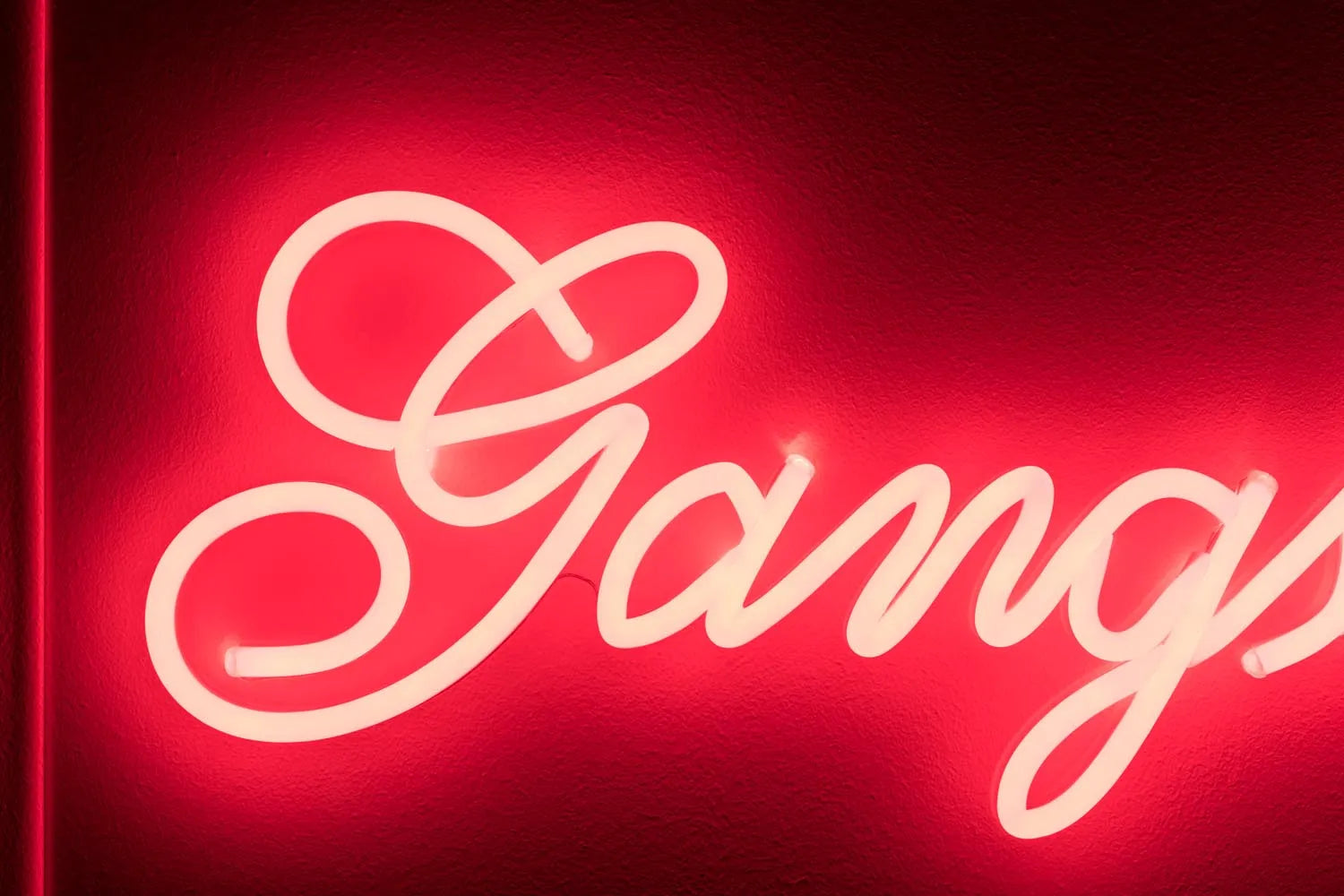 Gangsters LED Neon Beleuchtung in Rot präsentiert im Onlineshop von KAQTU Design AG. Wandleuchte ist von Bold Monkey