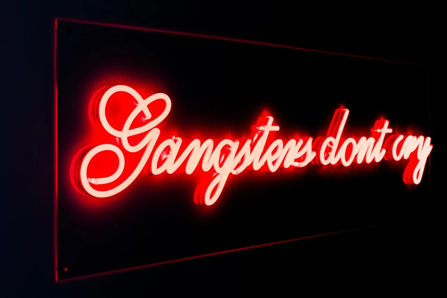 Gangsters LED Neon Beleuchtung in Rot präsentiert im Onlineshop von KAQTU Design AG. Wandleuchte ist von Bold Monkey