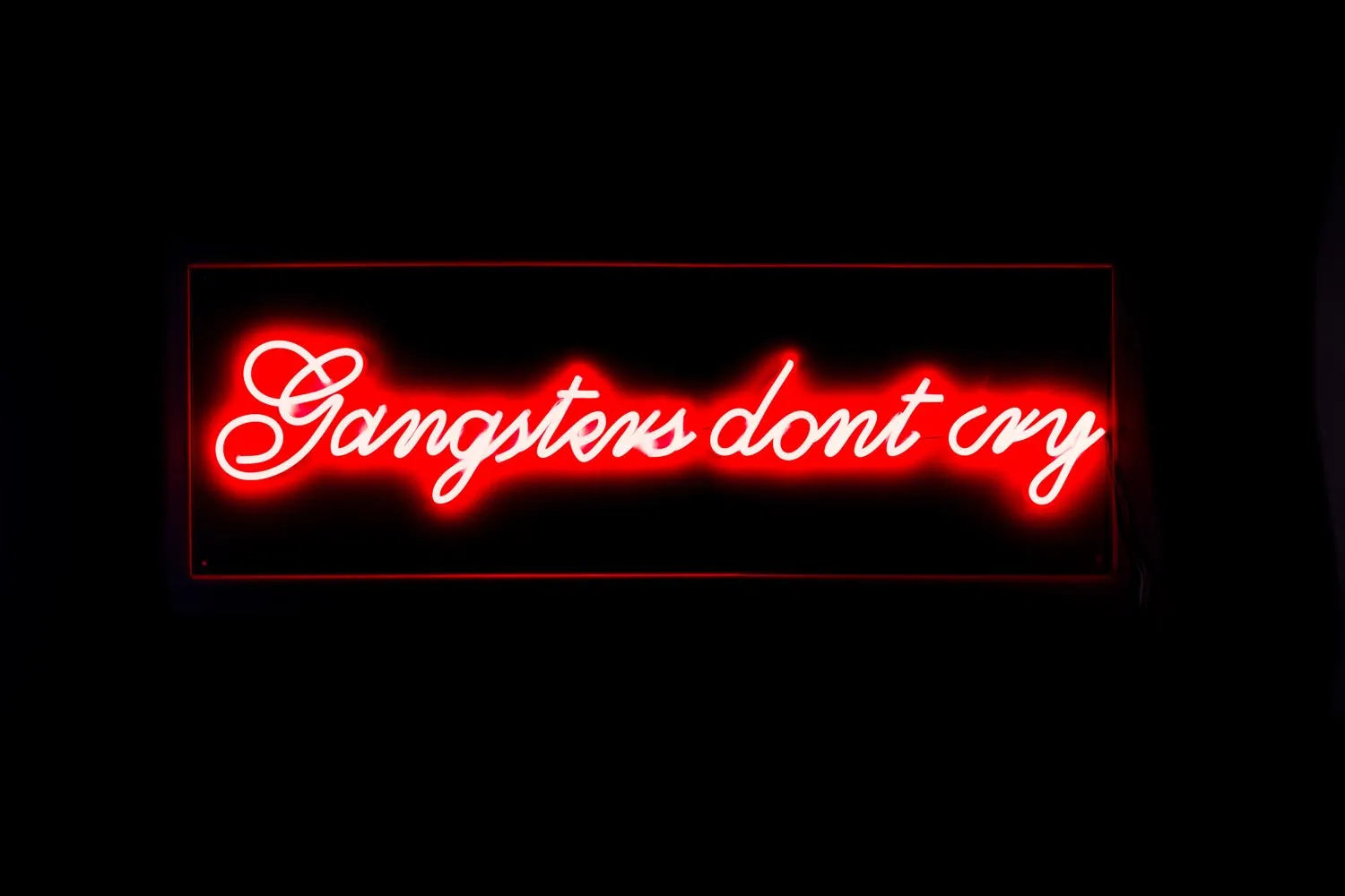 Die Bold Monkey Gangsters LED Neon-Leuchte ist ein auffälliges Designstück, das mit "Gangsters don't cry"-Schriftzug jeden Raum belebt.