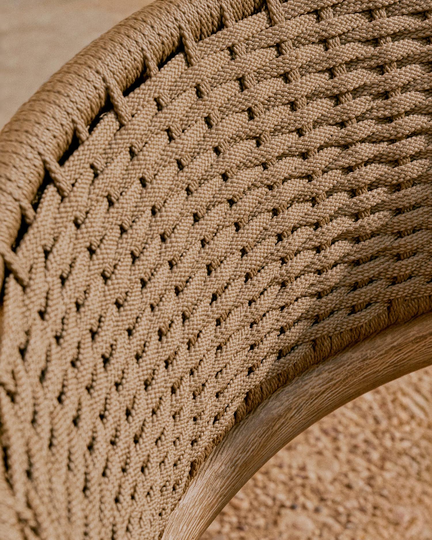 Sofa Arinella aus massivem Akazienholz mit Finish in natürlichem Farbton und beigem Seil F in Natur präsentiert im Onlineshop von KAQTU Design AG. Lounge Sofa ist von Kave Home