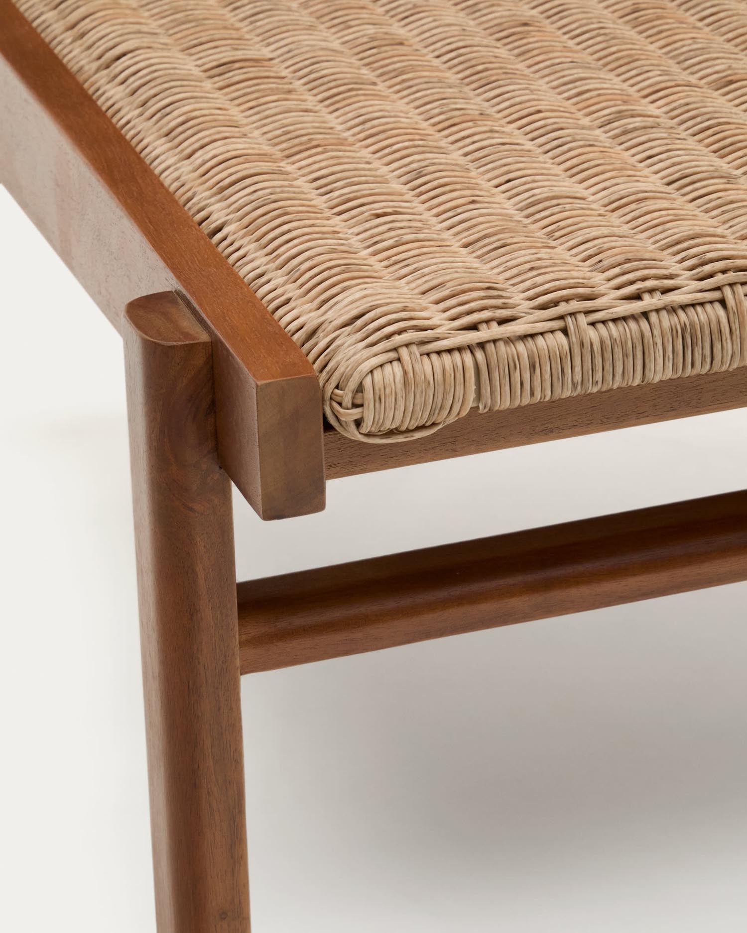 Sofa Itani aus massivem Teakholz und synthetischem Rattan FSC 100% in Braun präsentiert im Onlineshop von KAQTU Design AG. Lounge Sofa ist von Kave Home