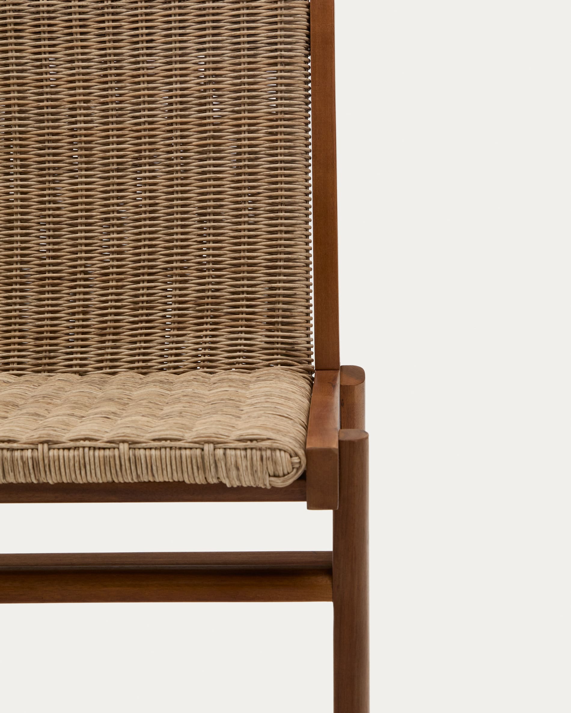 Stuhl Itani aus massivem Teakholz und synthetischem Rattan FSC 100% in Braun präsentiert im Onlineshop von KAQTU Design AG. Gartenstuhl ist von Kave Home