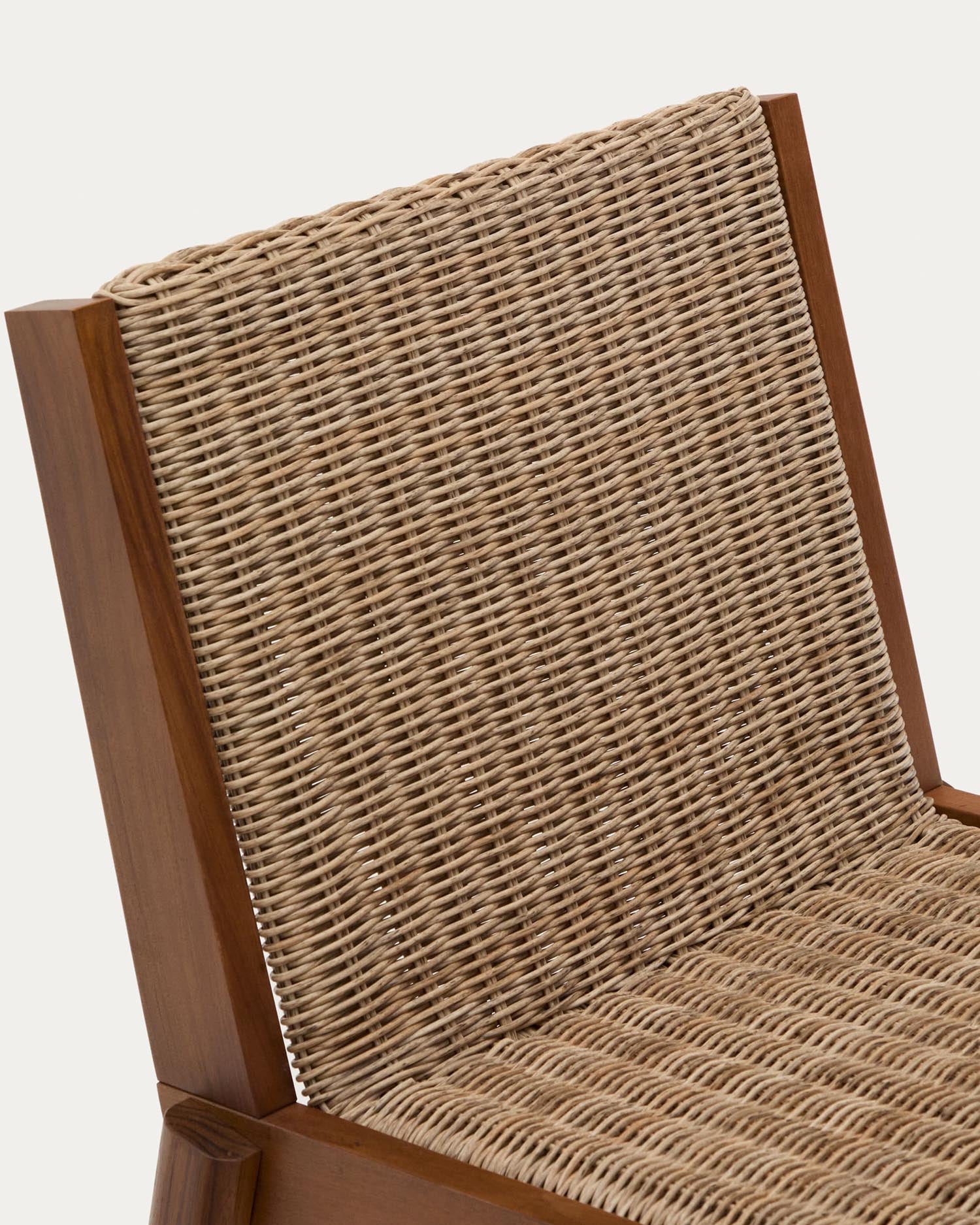 Stuhl Itani aus massivem Teakholz und synthetischem Rattan FSC 100% in Braun präsentiert im Onlineshop von KAQTU Design AG. Gartenstuhl ist von Kave Home