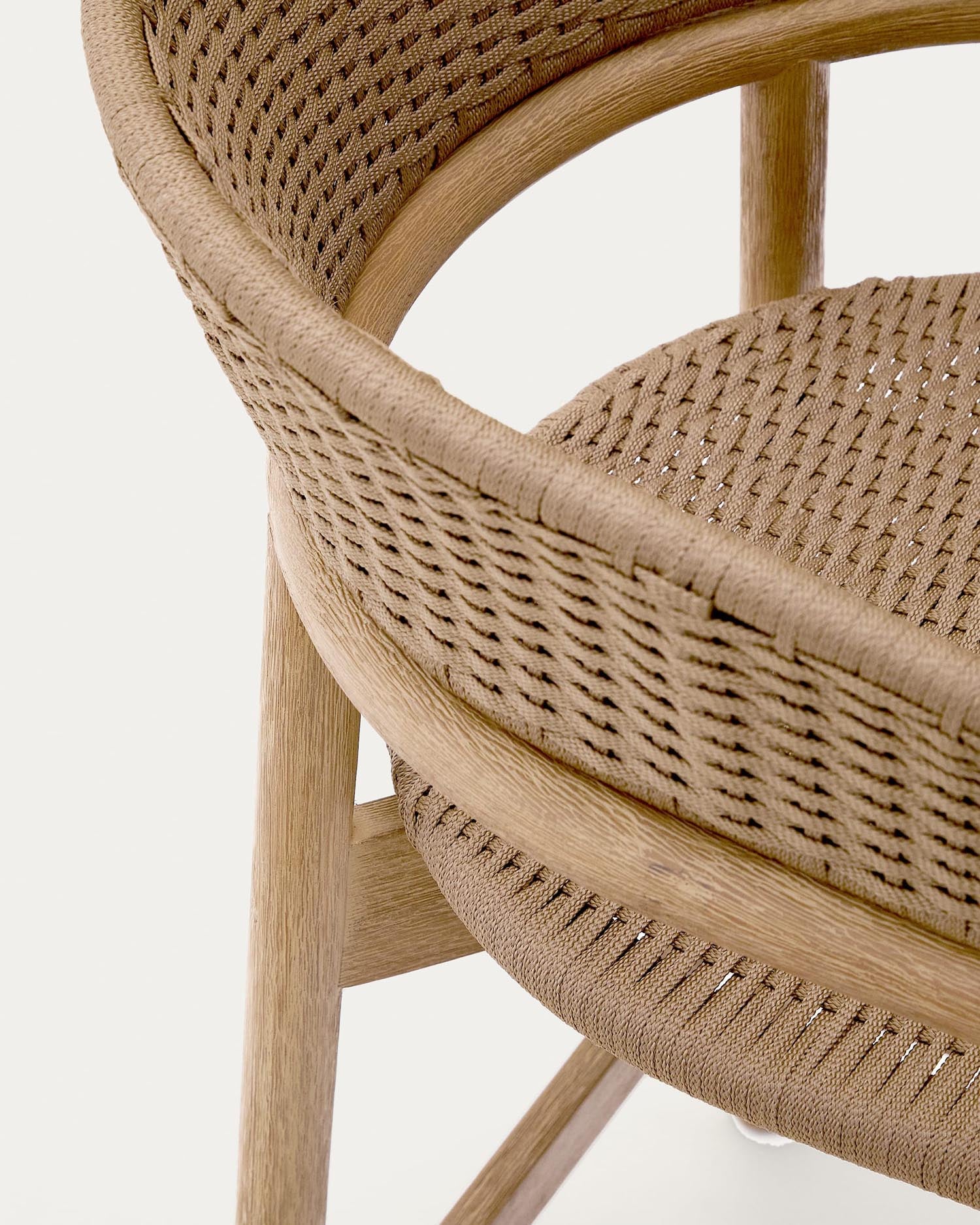 Hocker Arinella aus massivem Akazienholz mit Finish in natürlichem Farbton und beige Seil  in Natur präsentiert im Onlineshop von KAQTU Design AG. Hocker Outdoor ist von Kave Home