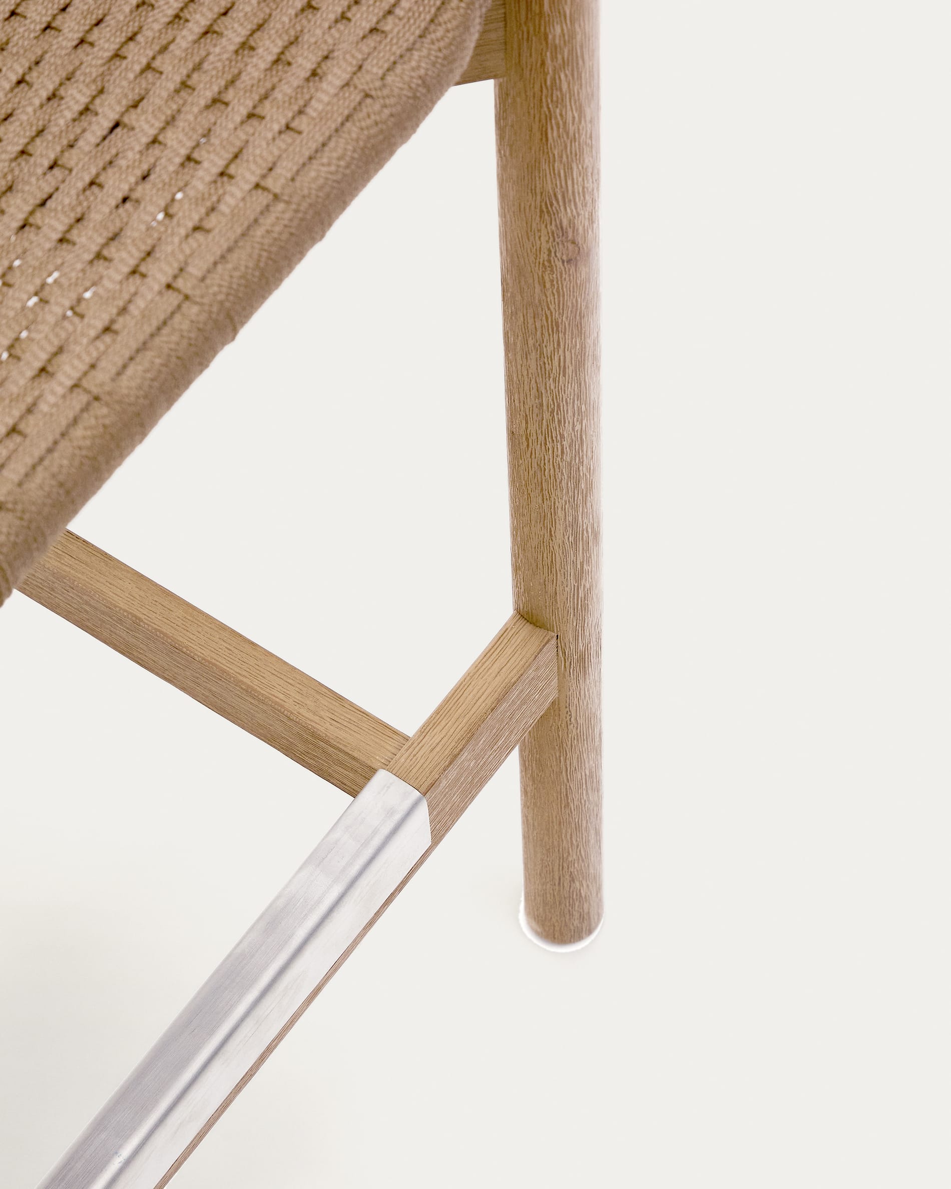 Hocker Arinella aus massivem Akazienholz mit Finish in natürlichem Farbton und beige Seil  in Natur präsentiert im Onlineshop von KAQTU Design AG. Hocker Outdoor ist von Kave Home