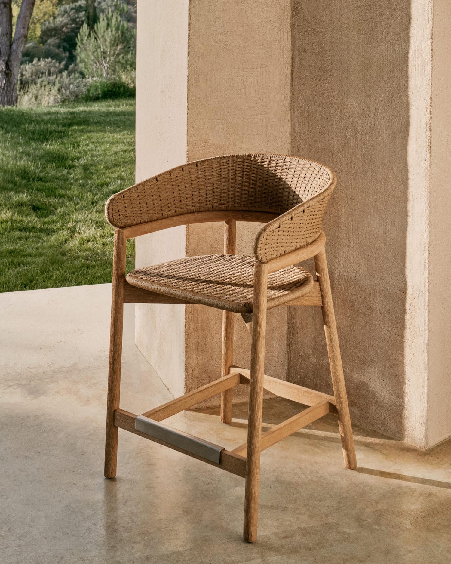 Hocker Arinella aus massivem Akazienholz mit Finish in natürlichem Farbton und beige Seil  in Natur präsentiert im Onlineshop von KAQTU Design AG. Hocker Outdoor ist von Kave Home