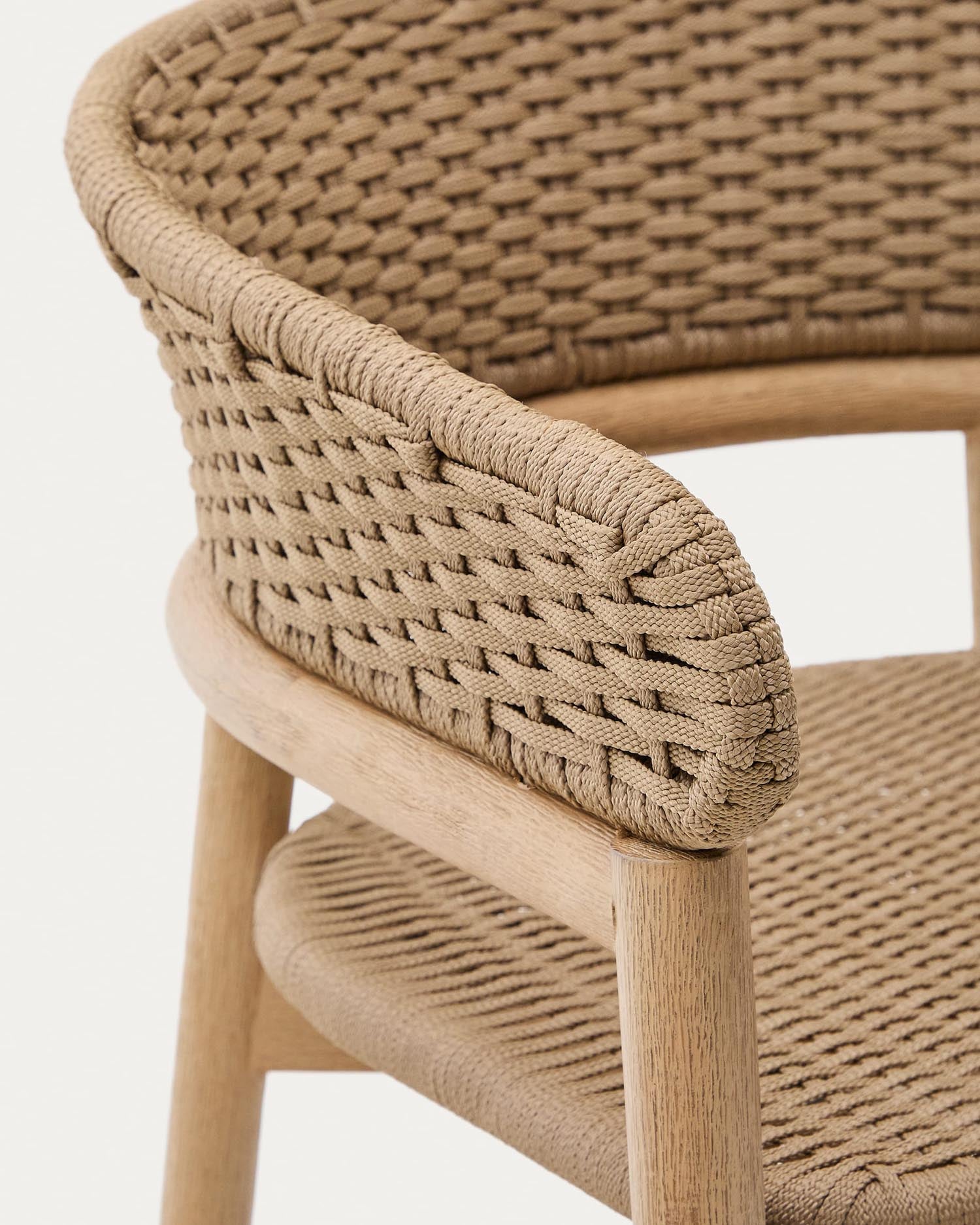 Hocker Arinella aus massivem Akazienholz mit Finish in natürlichem Farbton und beige Seil  in Natur präsentiert im Onlineshop von KAQTU Design AG. Hocker Outdoor ist von Kave Home