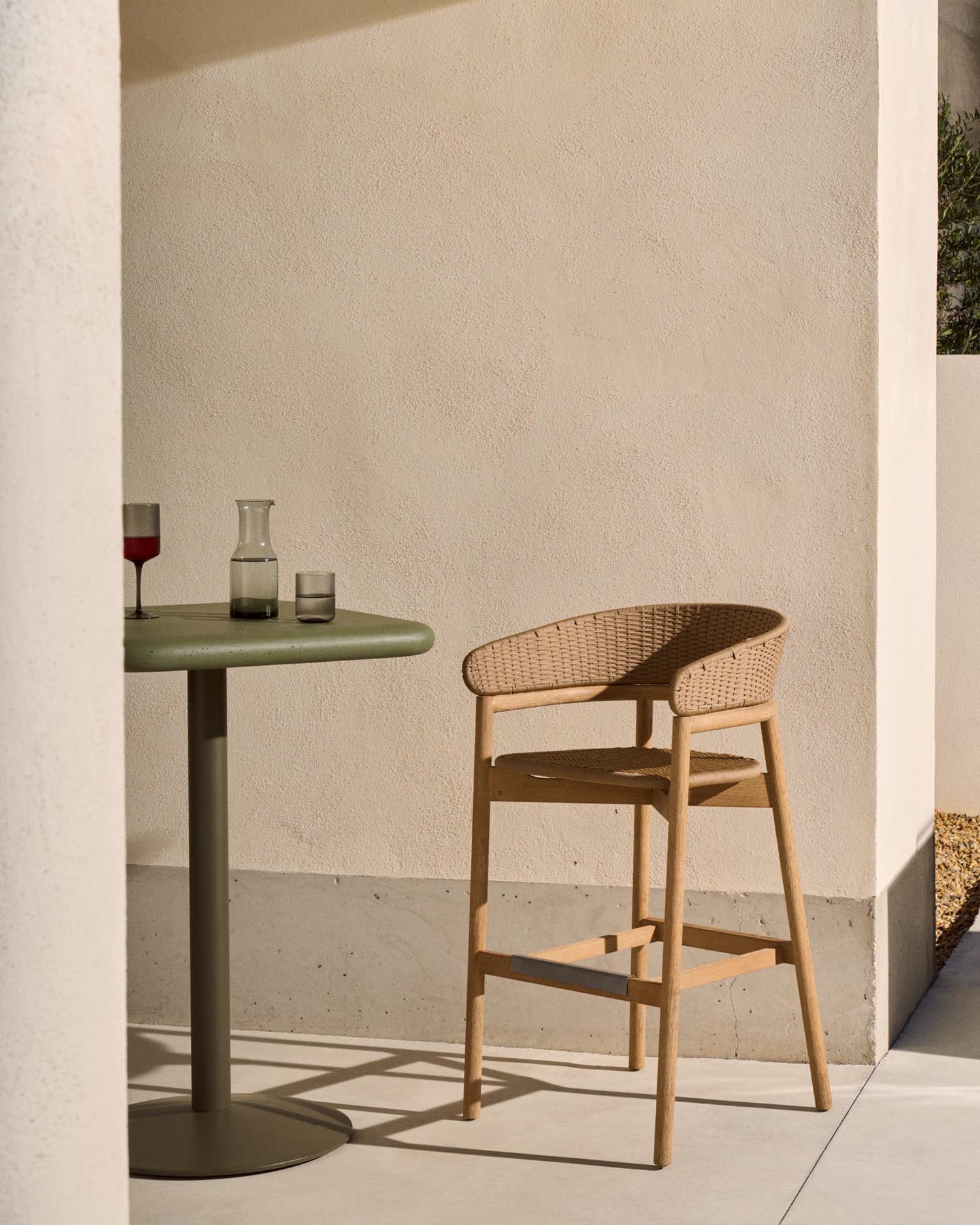 Hocker Arinella aus massivem Akazienholz mit Finish in natürlichem Farbton und beige Seil  in Natur präsentiert im Onlineshop von KAQTU Design AG. Hocker Outdoor ist von Kave Home