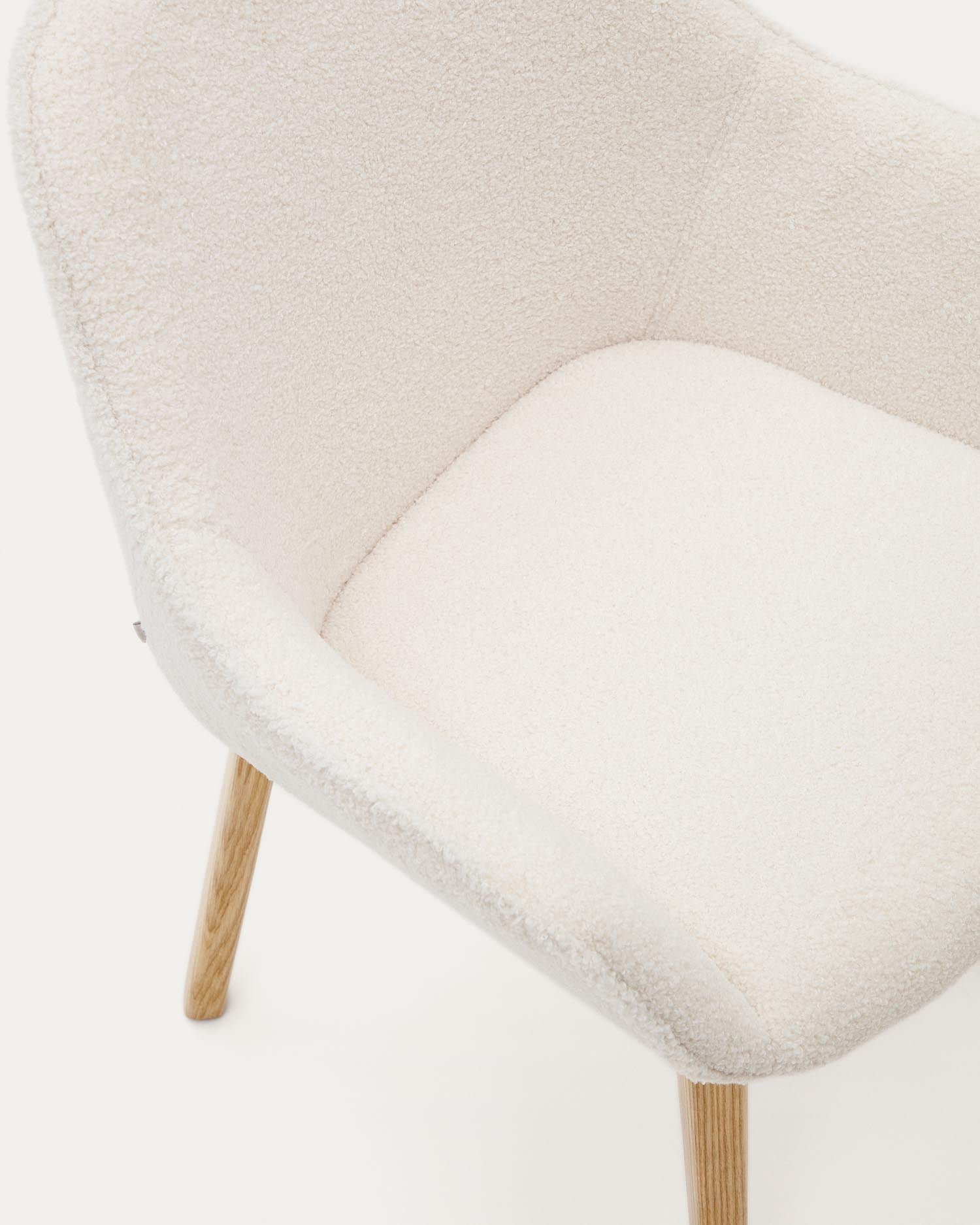 Aleli Stuhl mit Bouclé in Weiss Beine aus massivem Eschenholz mit natürlichem Finish in Weiß präsentiert im Onlineshop von KAQTU Design AG. Stuhl ist von Kave Home