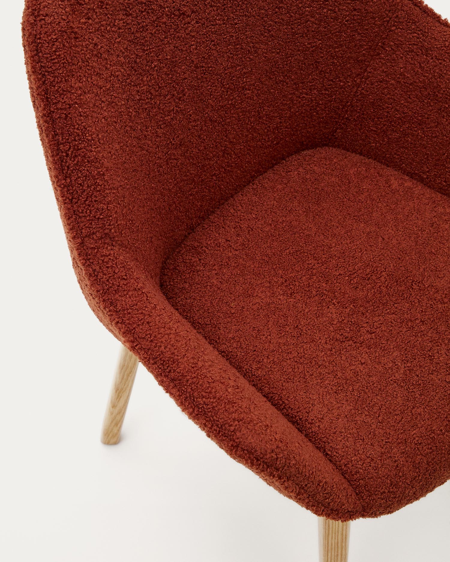 Aleli Stuhl mit Bouclé in Terrakotta Beine aus massivem Eschenholz mit natürlichem Finish in Terrakotta präsentiert im Onlineshop von KAQTU Design AG. Stuhl ist von Kave Home