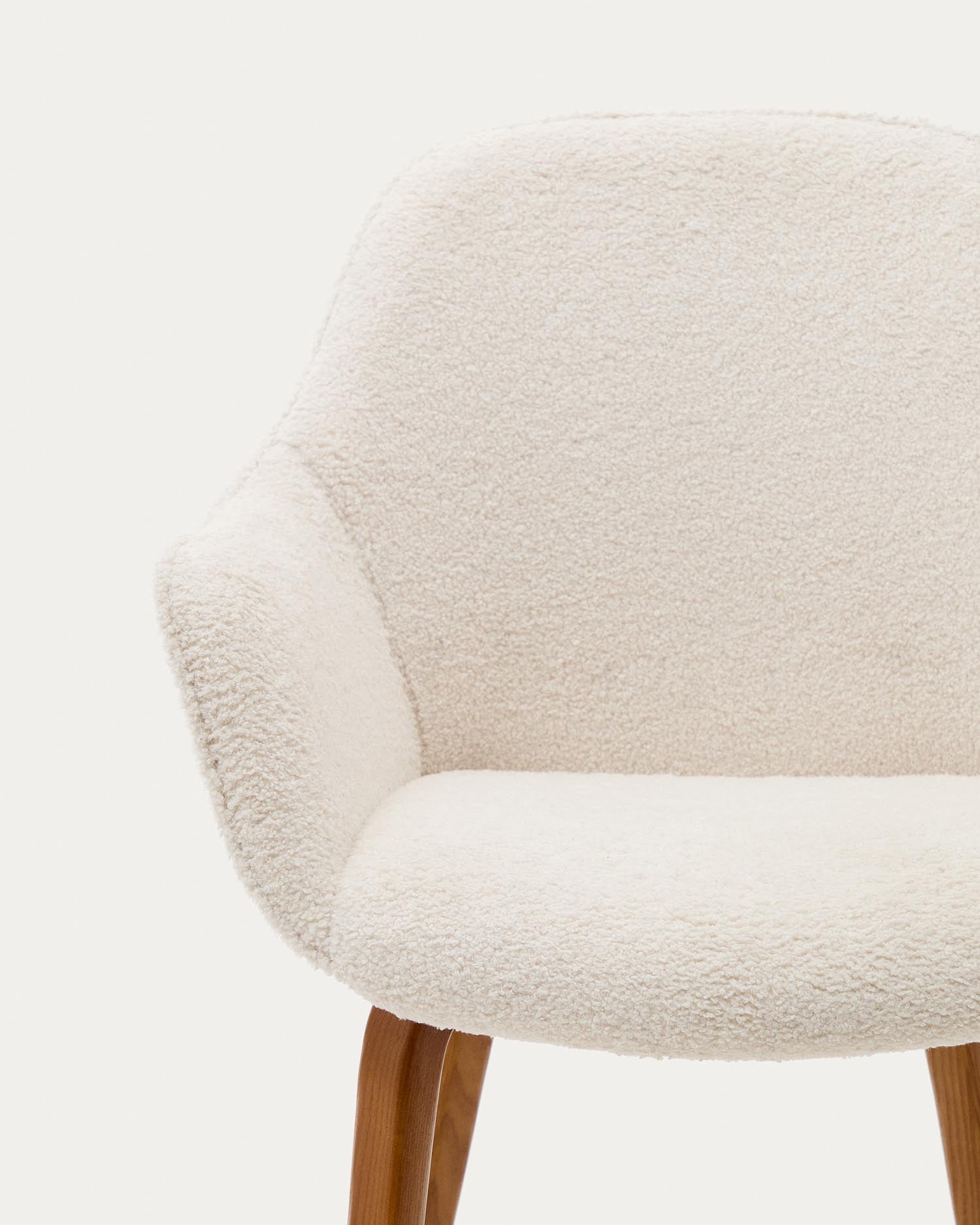 Aleli Stuhl mit Bouclé in Weiss Beine aus massivem Eschenholz mit Nussholzfinish in Weiß präsentiert im Onlineshop von KAQTU Design AG. Stuhl ist von Kave Home