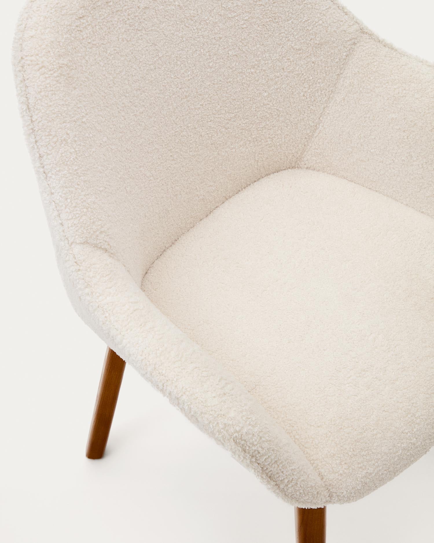 Aleli Stuhl mit Bouclé in Weiss Beine aus massivem Eschenholz mit Nussholzfinish in Weiß präsentiert im Onlineshop von KAQTU Design AG. Stuhl ist von Kave Home