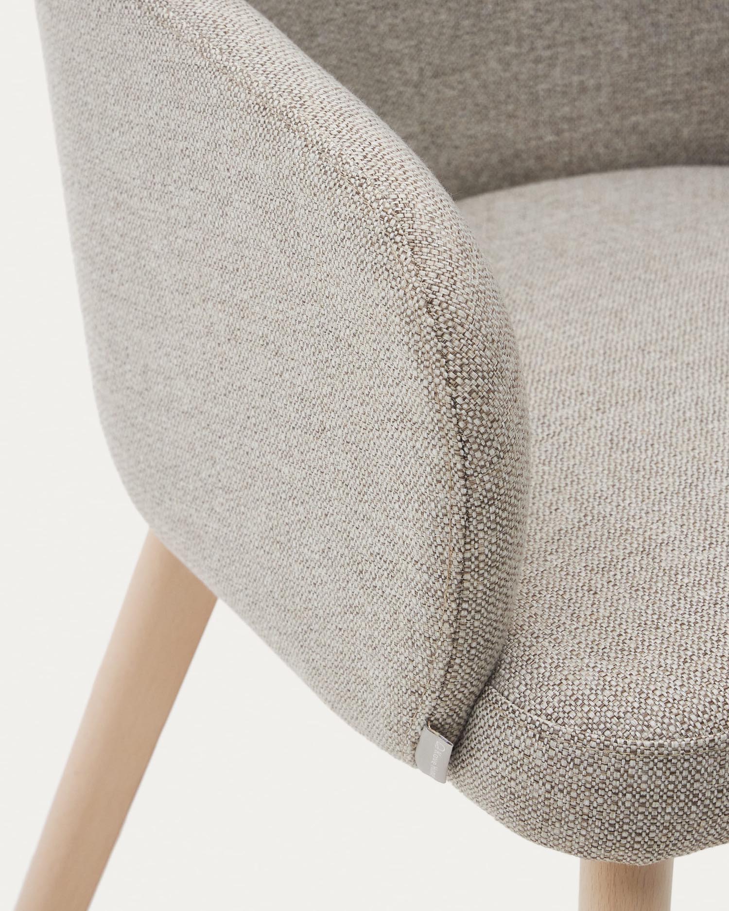 Nelida Stuhl aus brauner Chenille und massivem Buchenholz mit naturfarbenem Finish FSC 100% in Braun präsentiert im Onlineshop von KAQTU Design AG. Stuhl ist von Kave Home