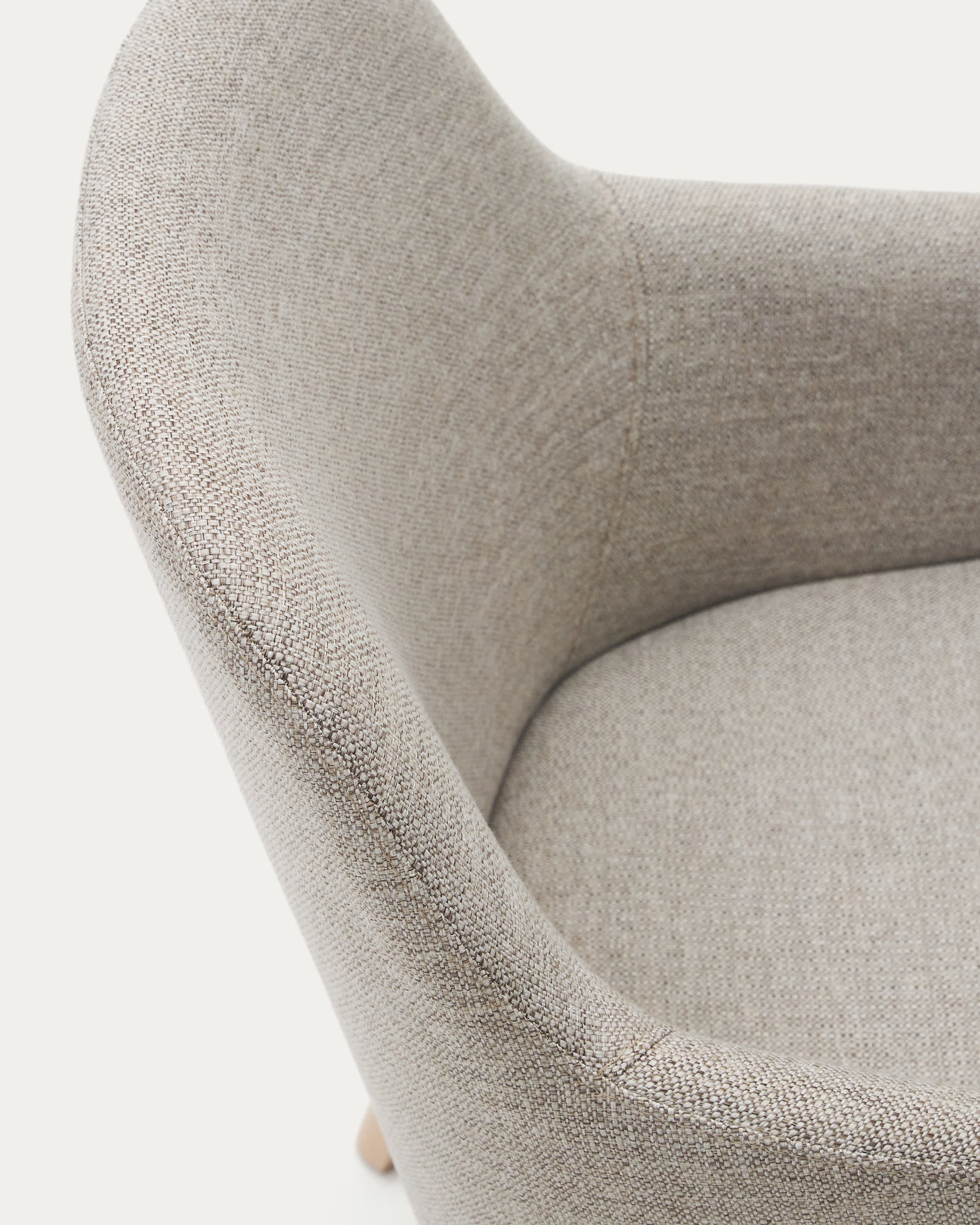 Nelida Stuhl aus brauner Chenille und massivem Buchenholz mit naturfarbenem Finish FSC 100% in Braun präsentiert im Onlineshop von KAQTU Design AG. Stuhl ist von Kave Home