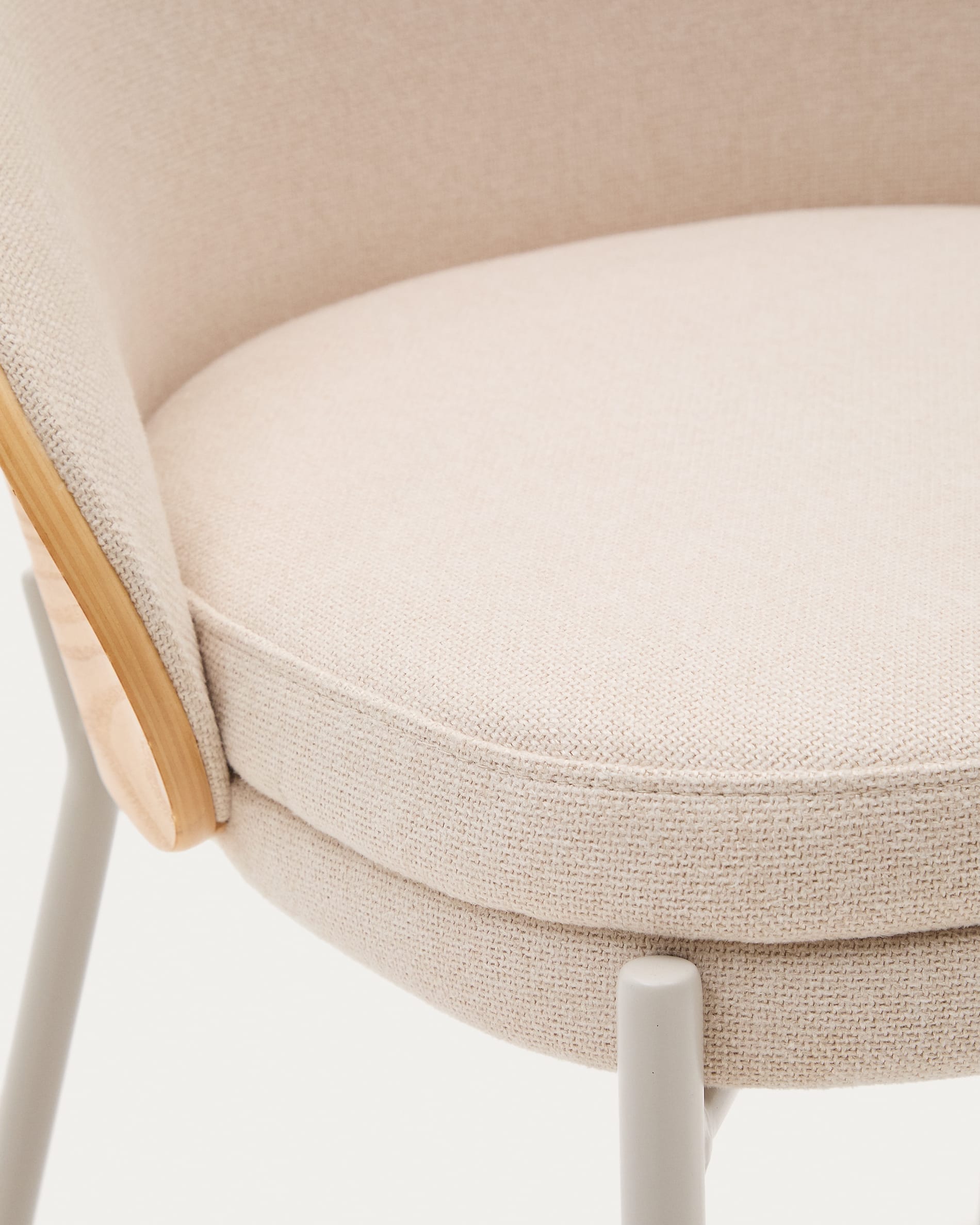 Stuhl Eamy aus beigefarbenem Chenille, Eschenfurnier mit natürlichem Finish und beigefarbenem Metall in Beige präsentiert im Onlineshop von KAQTU Design AG. Stuhl ist von Kave Home