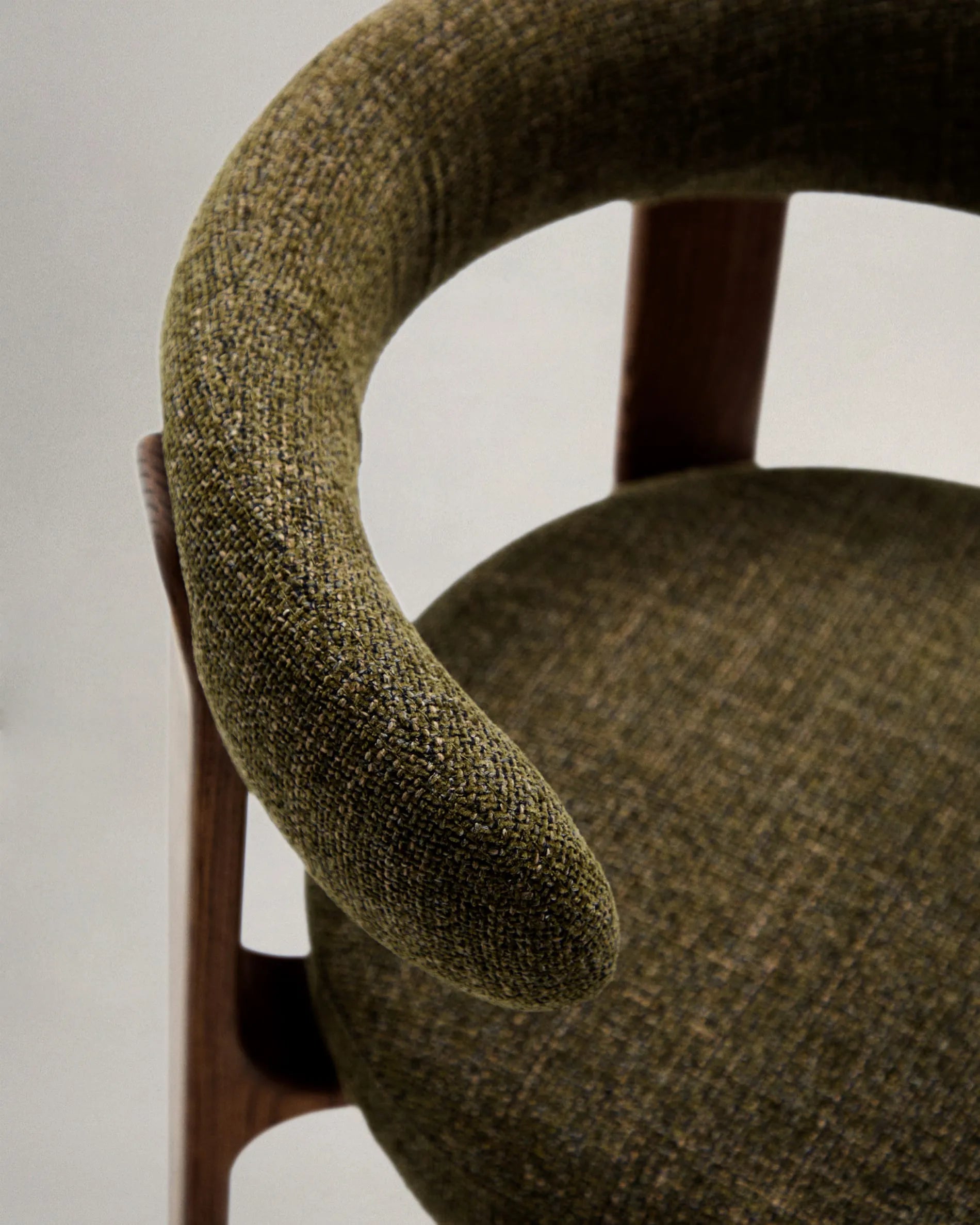 Eleganter Stuhl aus grünem Chenille und Eschenholz mit Walnuss-Finish, inspiriert von skandinavischem Design der 70er Jahre.