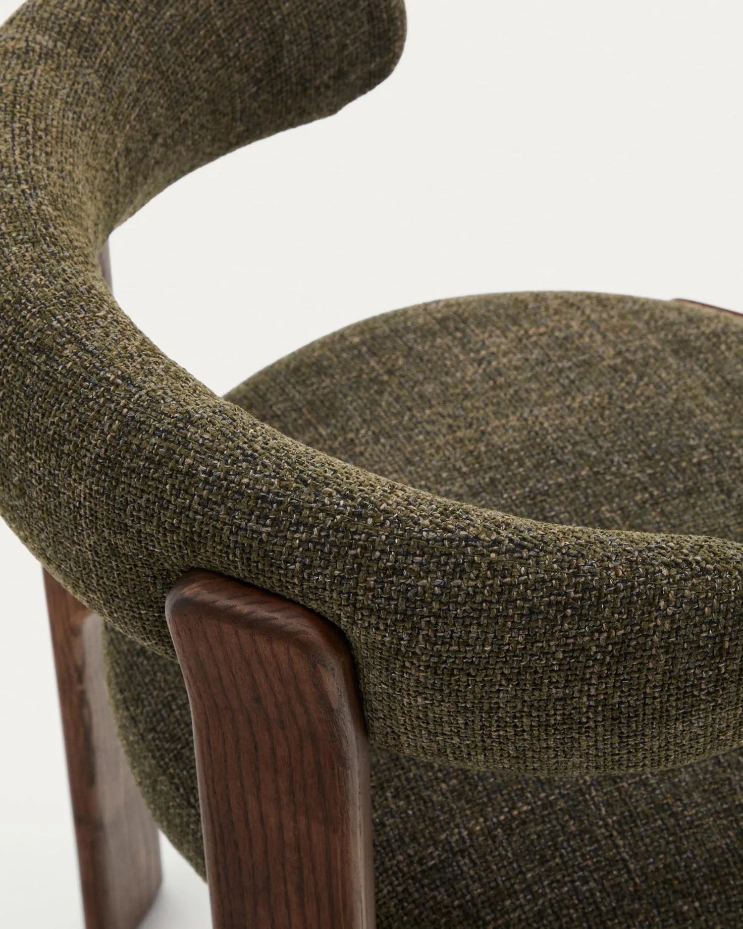 Eleganter Stuhl aus grünem Chenille und Eschenholz mit Walnuss-Finish, inspiriert von skandinavischem Design der 70er Jahre.