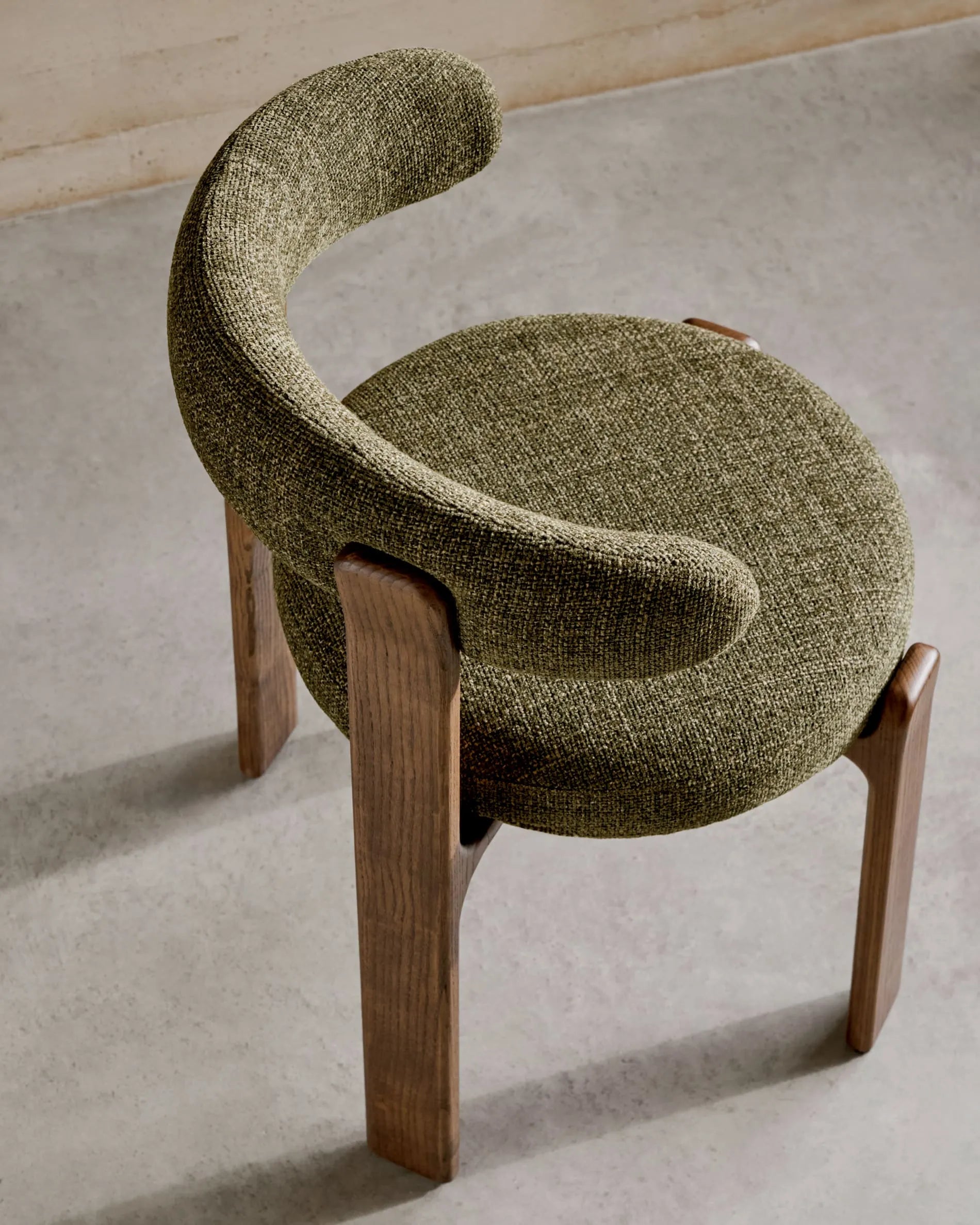 Eleganter Stuhl aus grünem Chenille und Eschenholz mit Walnuss-Finish, inspiriert von skandinavischem Design der 70er Jahre.