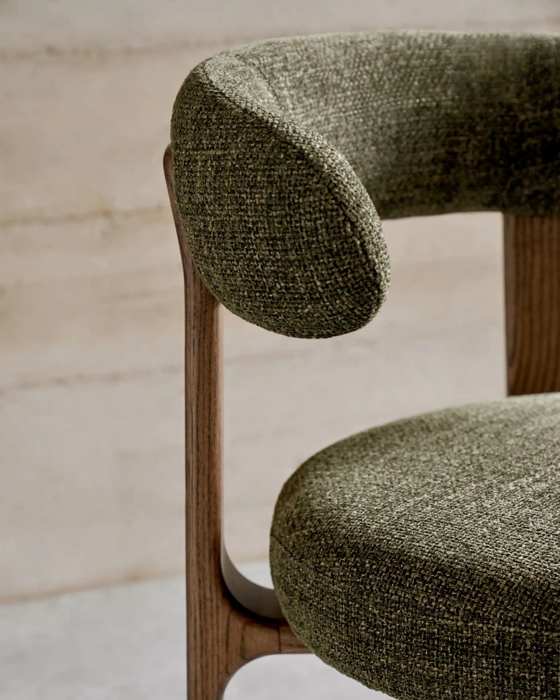 Eleganter Stuhl aus grünem Chenille und Eschenholz mit Walnuss-Finish, inspiriert von skandinavischem Design der 70er Jahre.