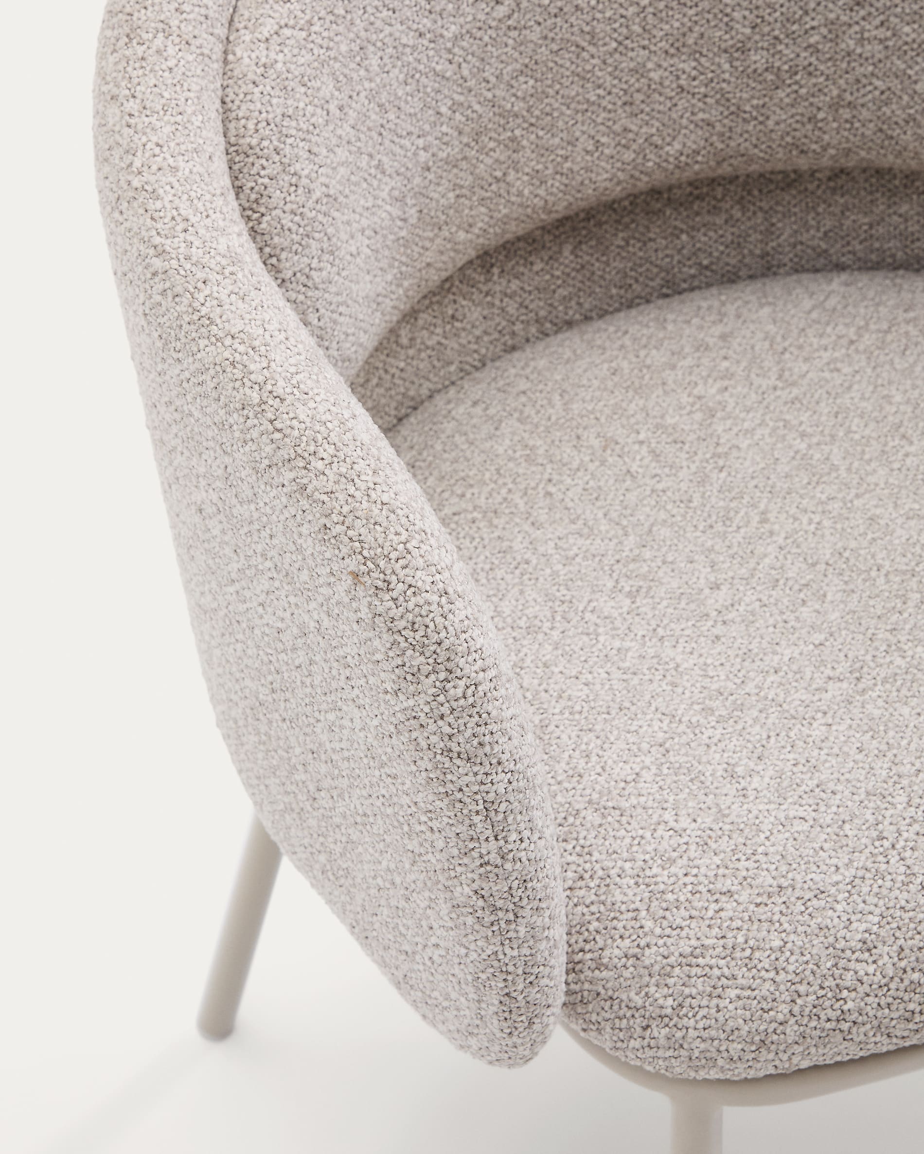 Stuhl Minda aus beiger grober Chenille Stahlbeine mit beigem Finish FSC Mix Credit in Beige präsentiert im Onlineshop von KAQTU Design AG. Stuhl ist von Kave Home