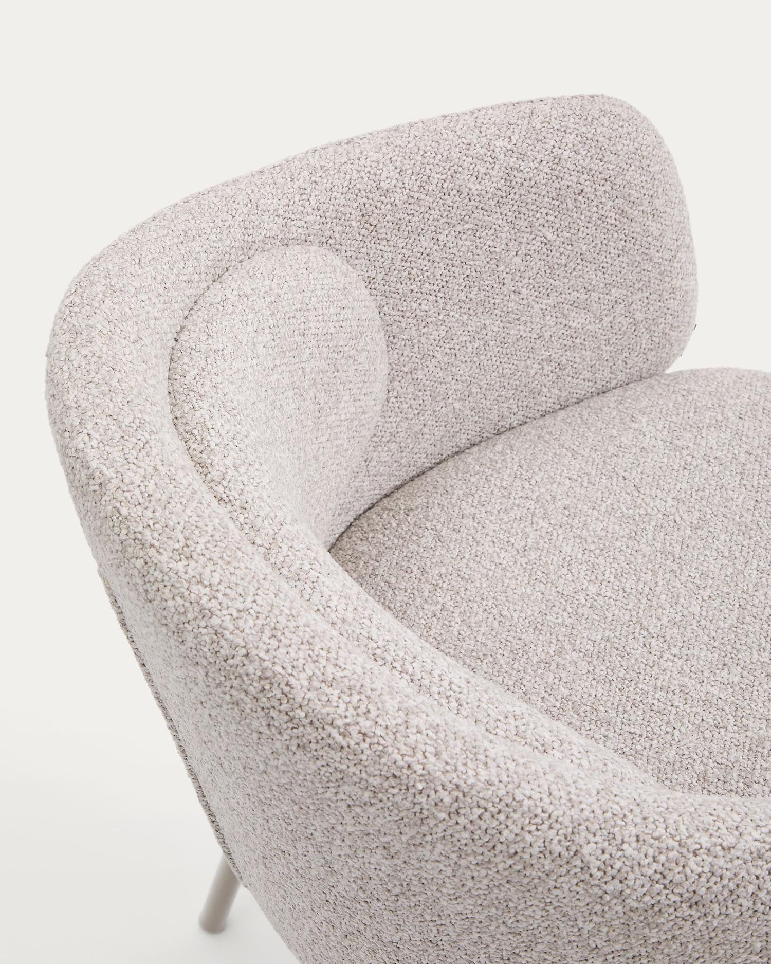 Stuhl Minda aus beiger grober Chenille Stahlbeine mit beigem Finish FSC Mix Credit in Beige präsentiert im Onlineshop von KAQTU Design AG. Stuhl ist von Kave Home