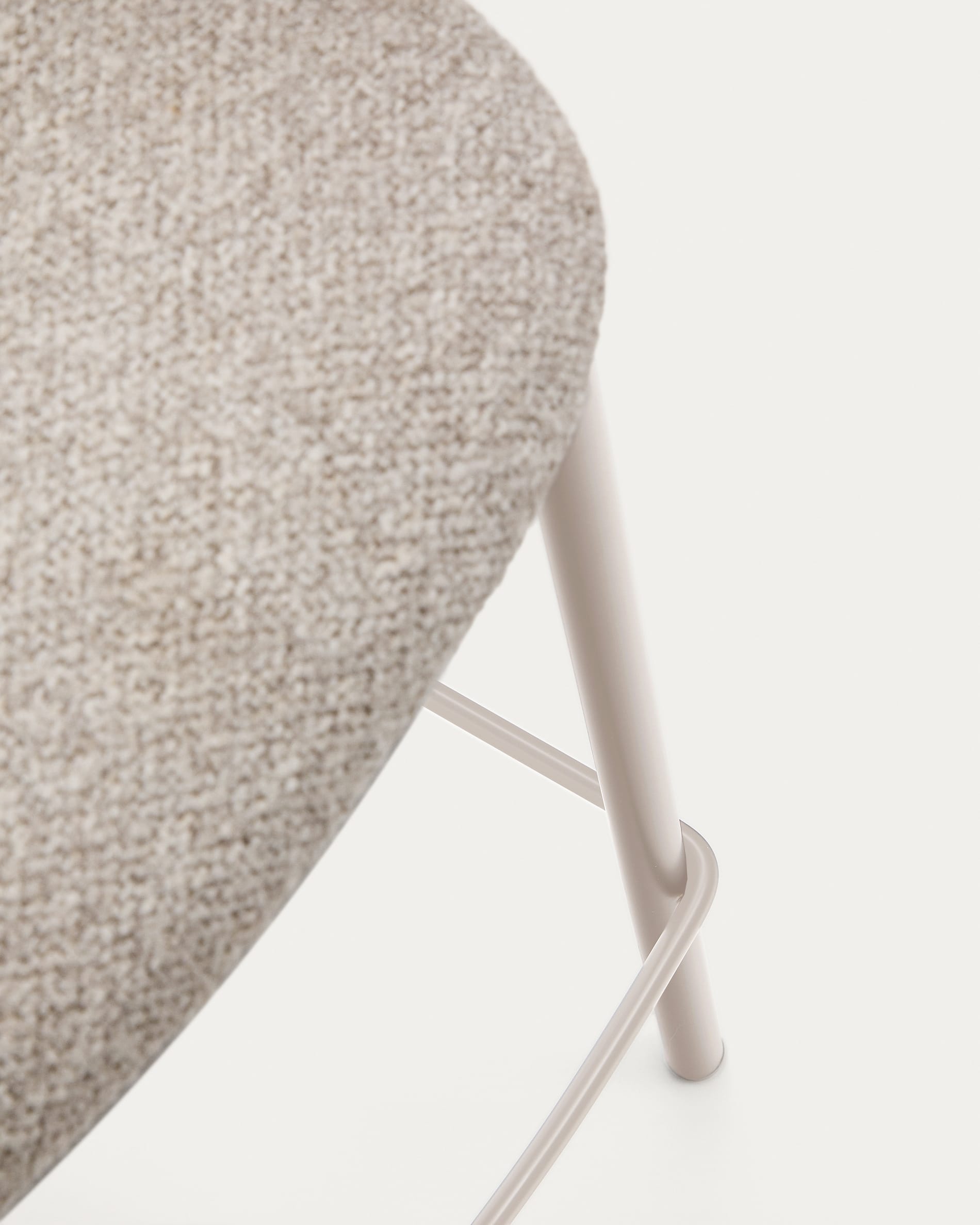 Hocker Maina aus grober beiger Chenille Stahlbeine mit beigem FinishFSC Mix Credit 65 cm in Beige präsentiert im Onlineshop von KAQTU Design AG. Hocker ist von Kave Home