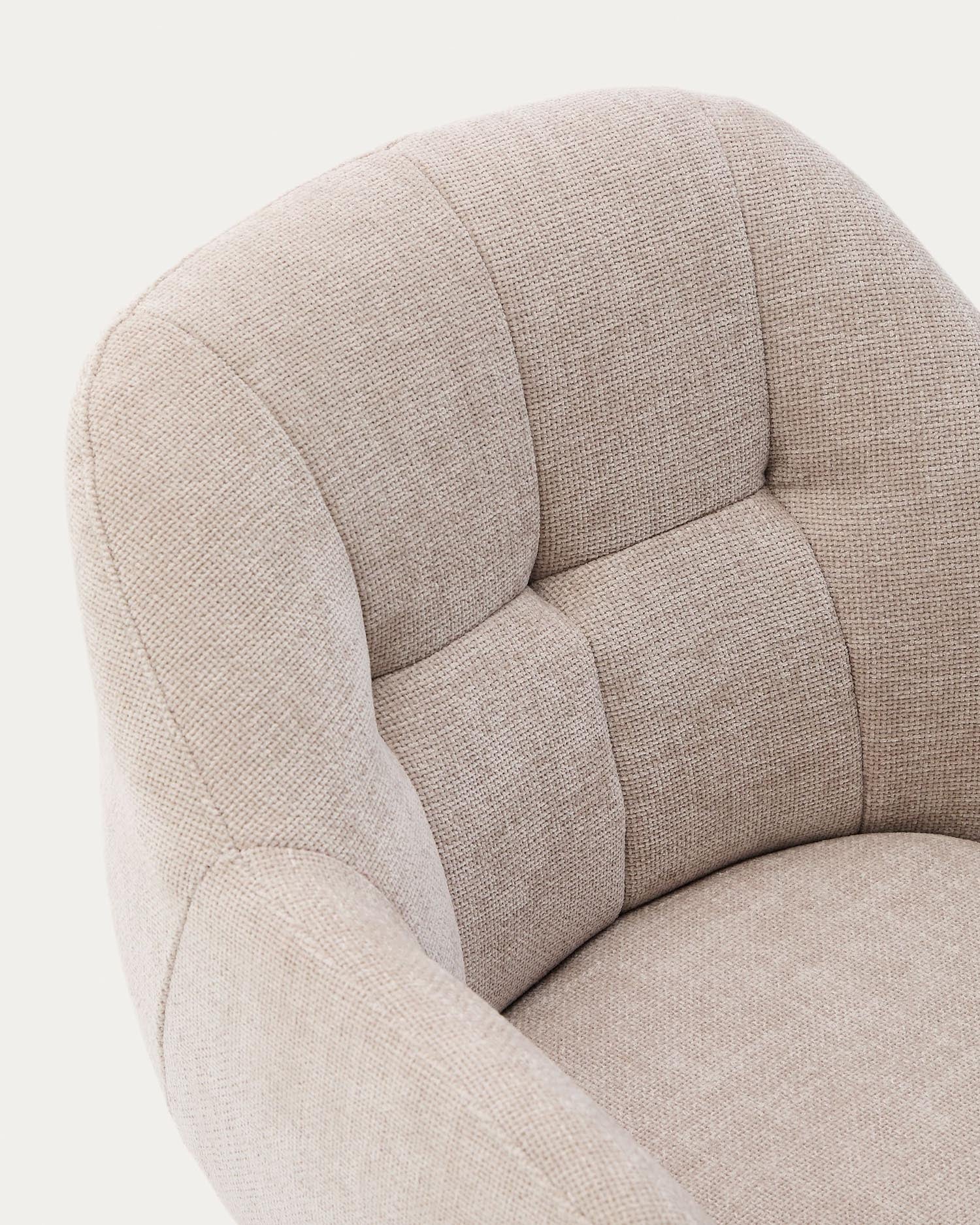 Drehstuhl Dorina aus beigefarbener Chenille und Stahlbeinen mit beigefarbenem Finish in Beige präsentiert im Onlineshop von KAQTU Design AG. Stuhl ist von Kave Home