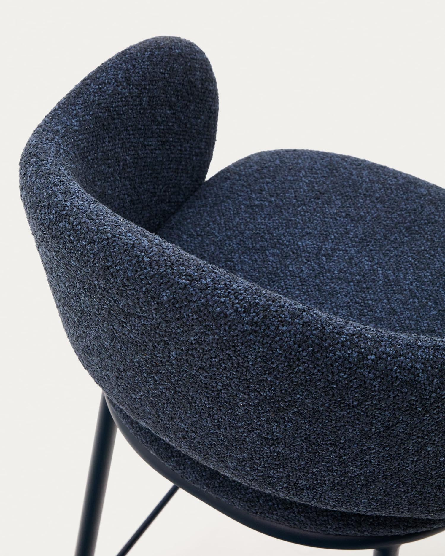 Maina Hocker aus blauem Chenille und Stahlbeinen mit blauem Finish FSC Mix Credit 65 cm in Blau präsentiert im Onlineshop von KAQTU Design AG. Hocker ist von Kave Home