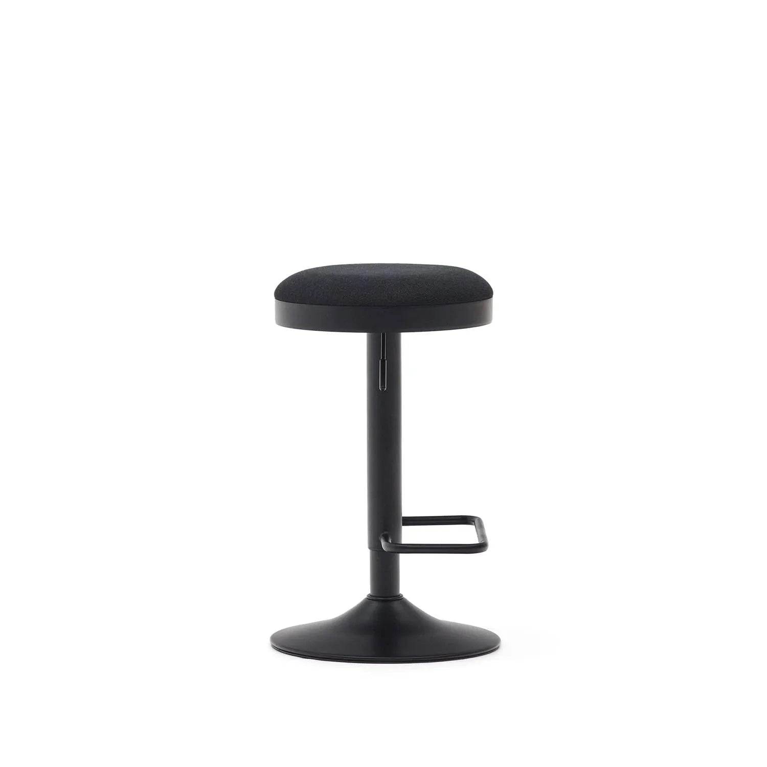 Zaib Hocker aus schwarzer Chenille und mattschwarzem Stahl Höhe 58-80 cm in Schwarz präsentiert im Onlineshop von KAQTU Design AG. Hocker ist von Kave Home