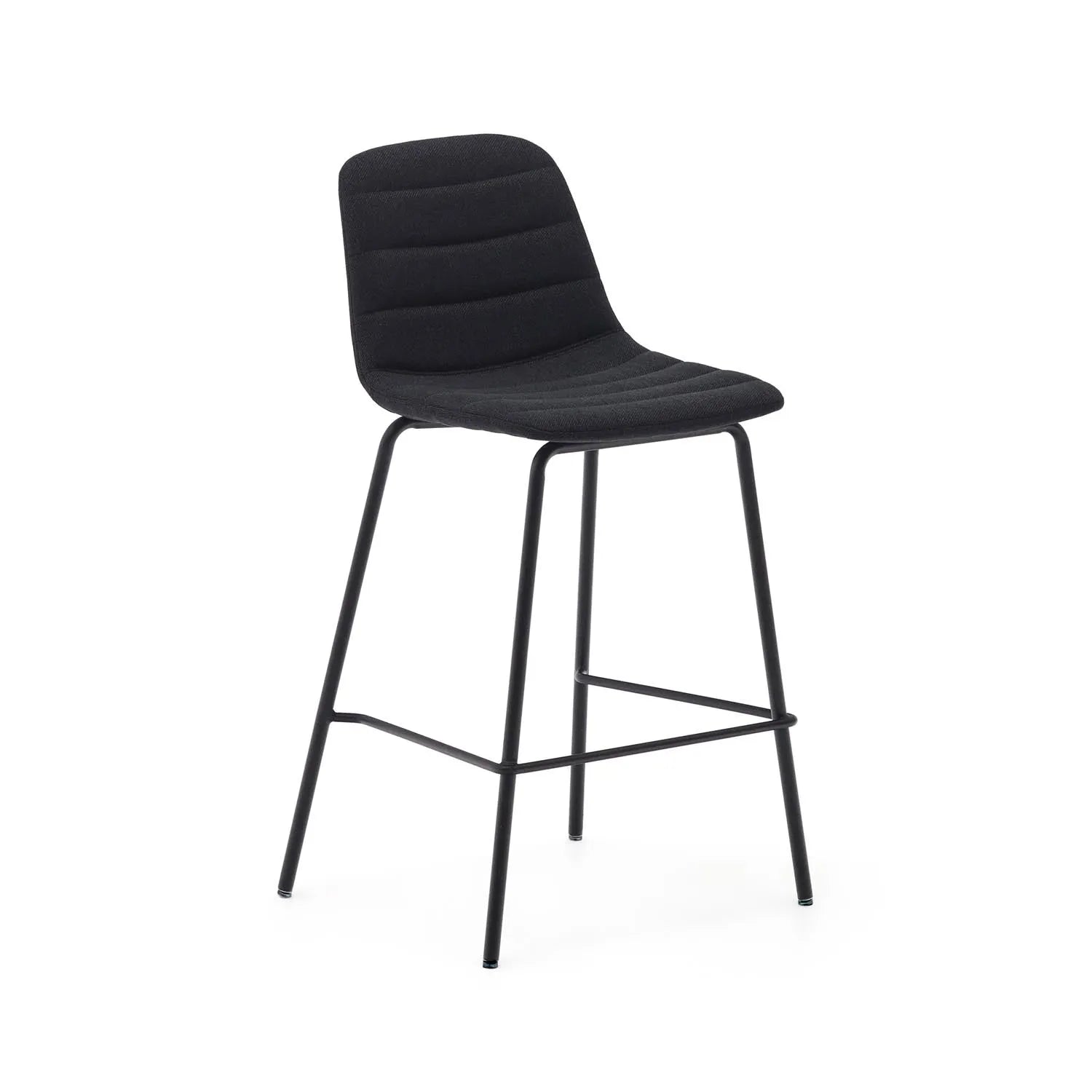 Zunilda Hocker aus schwarzem Chenille und Stahl mit mattschwarzem Finish Höhe 65 cm in Schwarz präsentiert im Onlineshop von KAQTU Design AG. Hocker ist von Kave Home