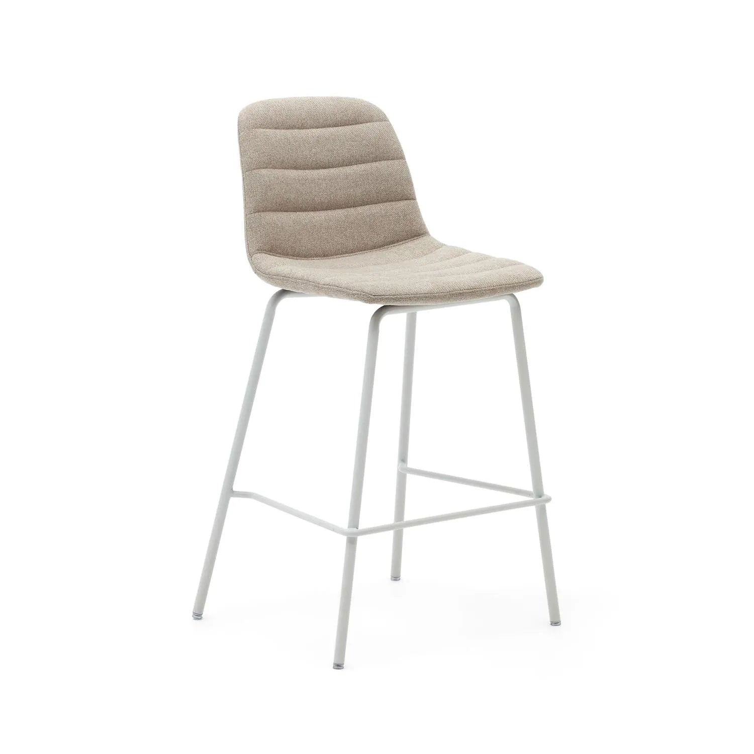 Zunilda Hocker aus beigefarbenem Chenille und Stahl mit mattweißem Finish Höhe 65 cm in Weiß präsentiert im Onlineshop von KAQTU Design AG. Hocker ist von Kave Home