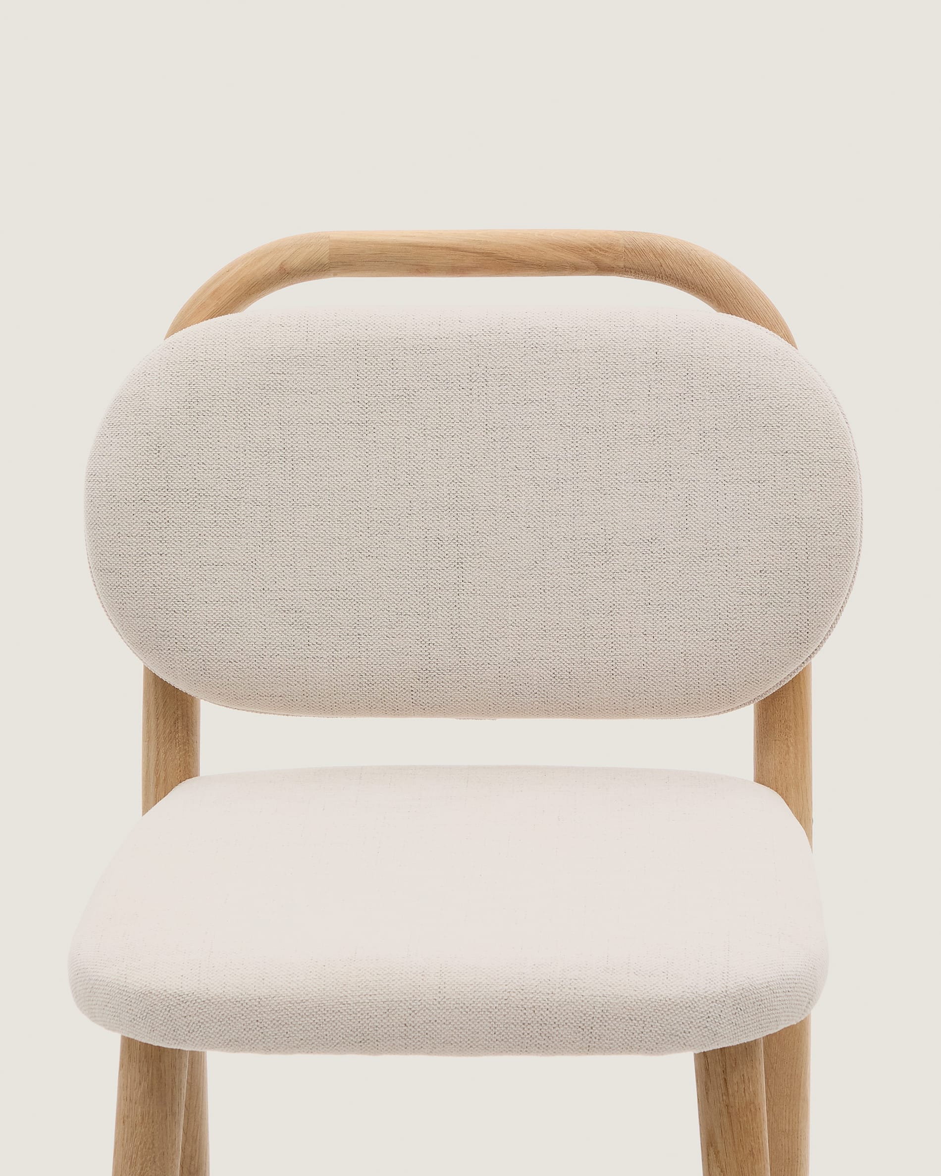 Helda Hocker aus beiger Chenille und massivem Eichenholz FSC Mix Credit 65 cm in Beige präsentiert im Onlineshop von KAQTU Design AG. Hocker ist von Kave Home